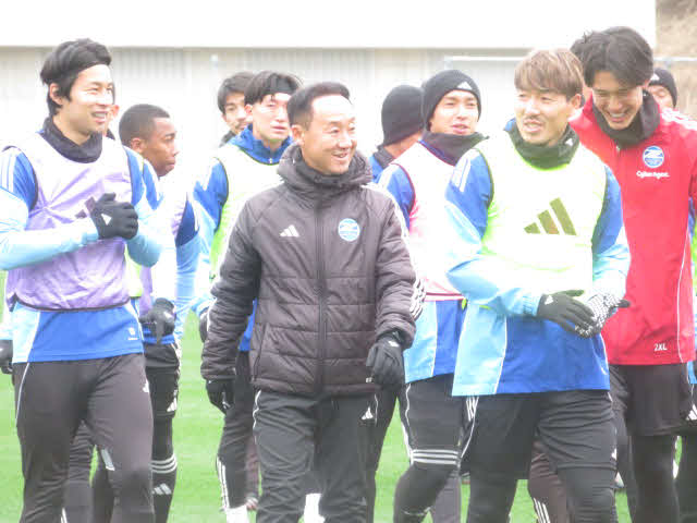 始動初日のトレーニングに臨む前列左から町田DF中山雄太、黒田剛監督、DF昌子源ら