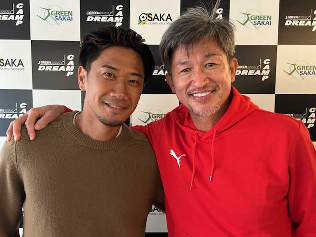 初めて合同自主トレを行ったカズ（右）と香川は笑顔で記念撮影に応じる（2025年12月撮影）