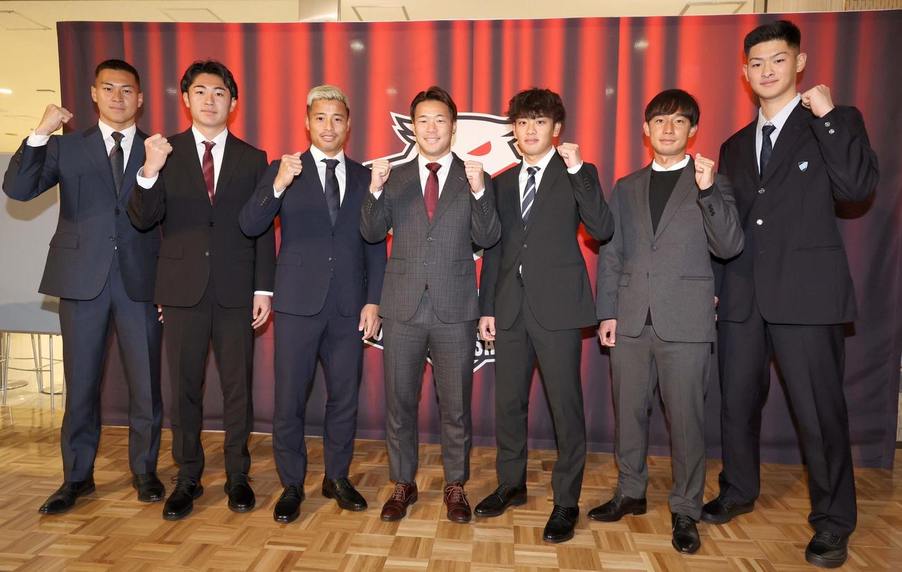 札幌新加入選手会見でガッツポーズの左から田川、川原、内田、堀米悠、佐藤、堀米勇、唯野（撮影・黒川智章）