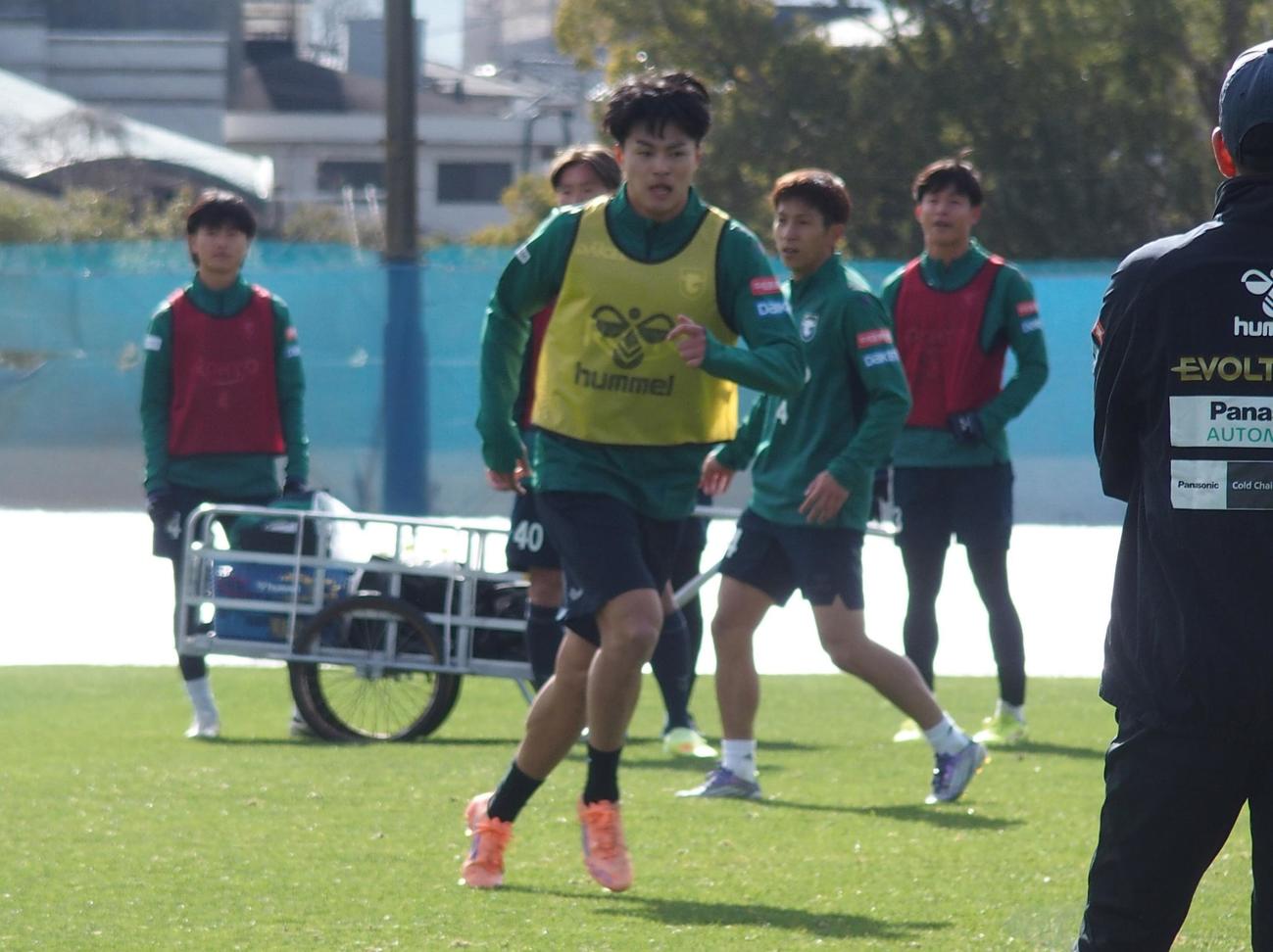 練習でボールを追うG大阪DF池谷