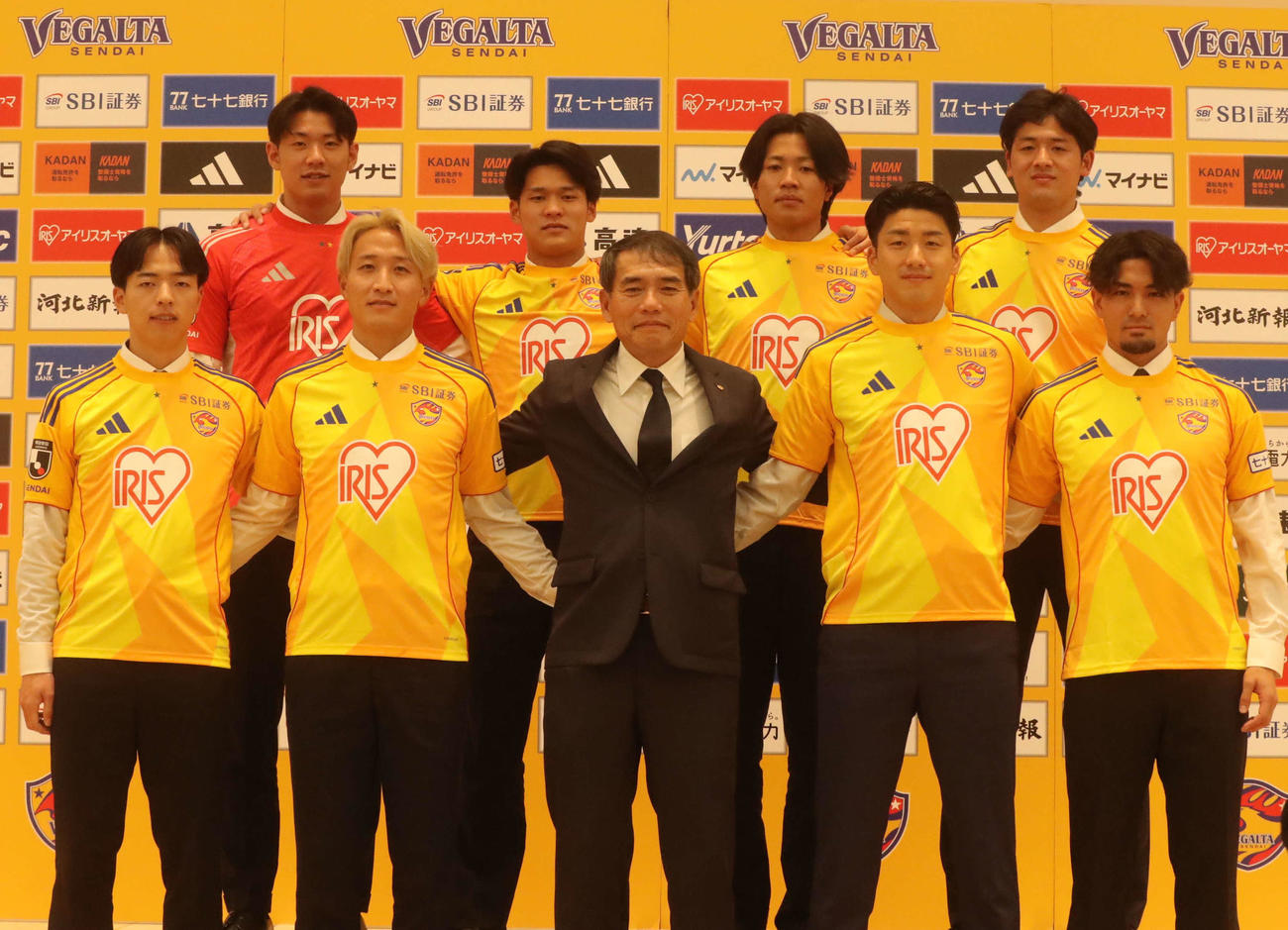新加入選手会見に登壇したJ2仙台上段左からGK高橋、FW古屋、DF永井、FW中田、下段左からFW杉山、MF岩渕、森山監督、DF韓、DF五十嵐（撮影・高橋香奈）