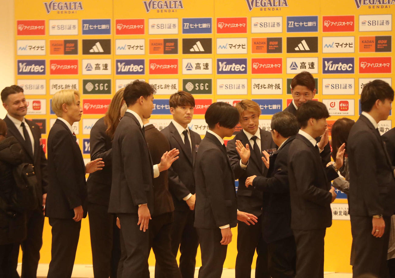 結団式にて参加者とハイタッチするJ2仙台の選手たち（撮影・高橋香奈）