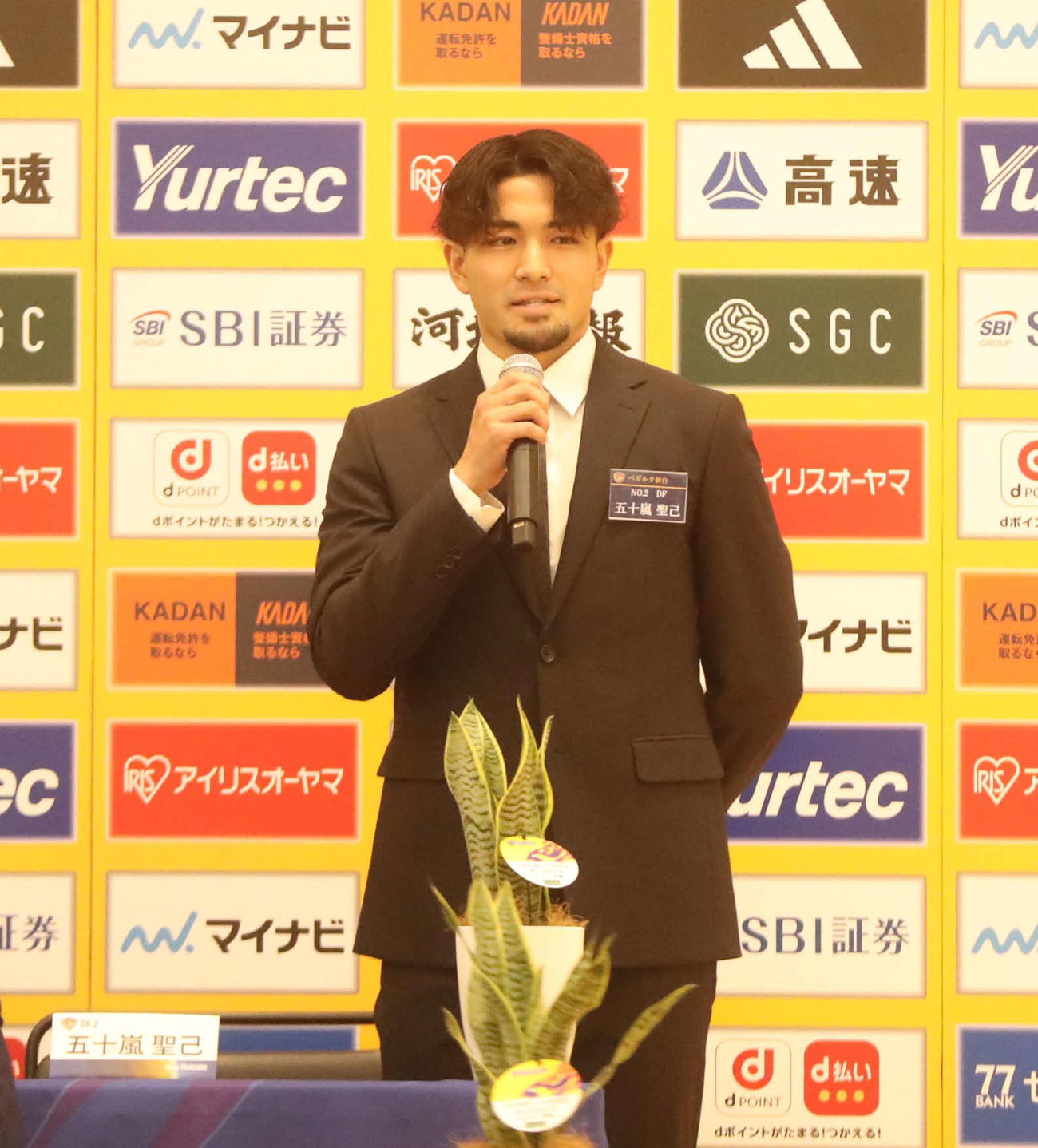 新加入選手会見に登壇したJ2仙台DF五十嵐（撮影・高橋香奈）