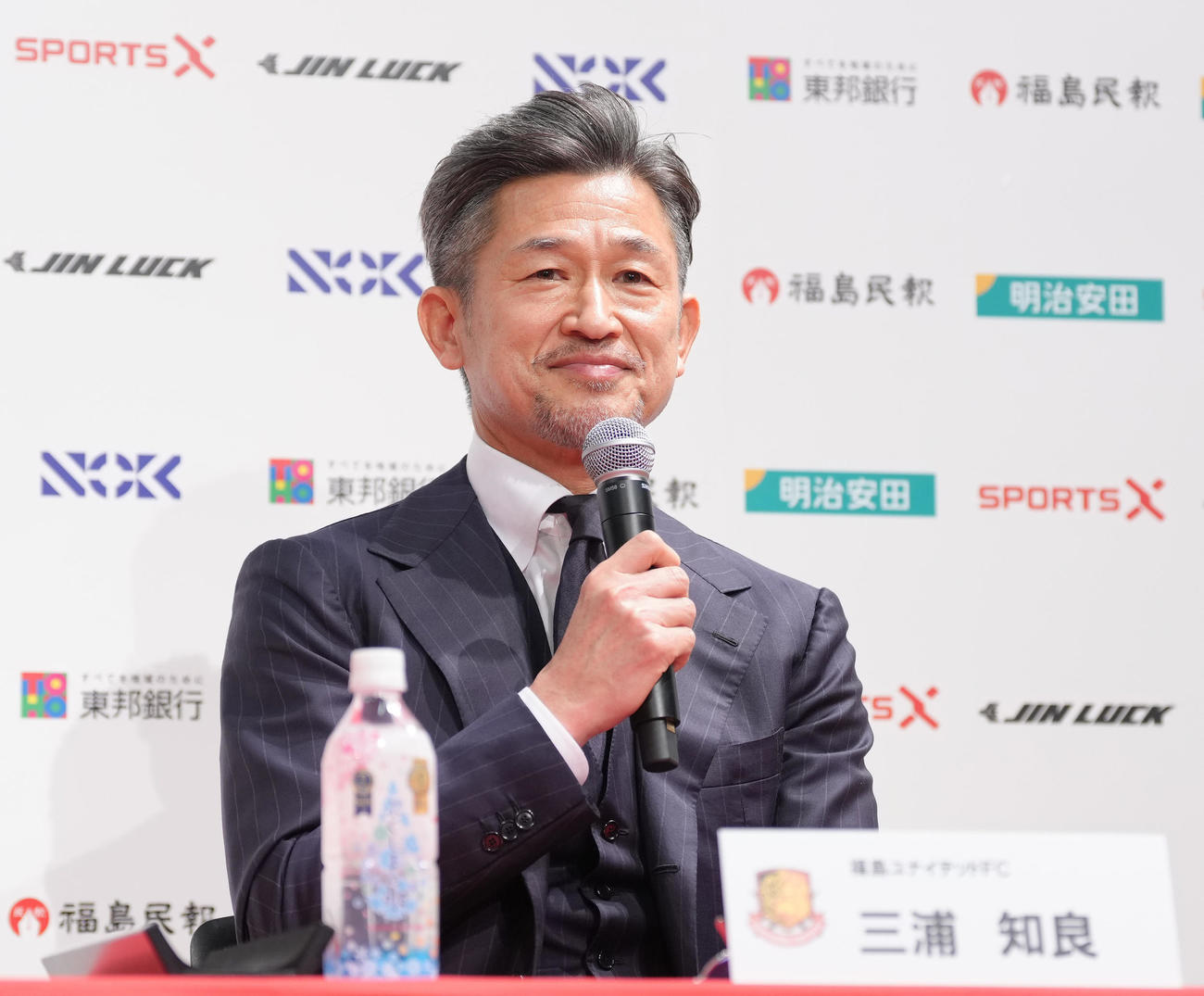 J3福島加入会見に臨むカズ（撮影・足立雅史）