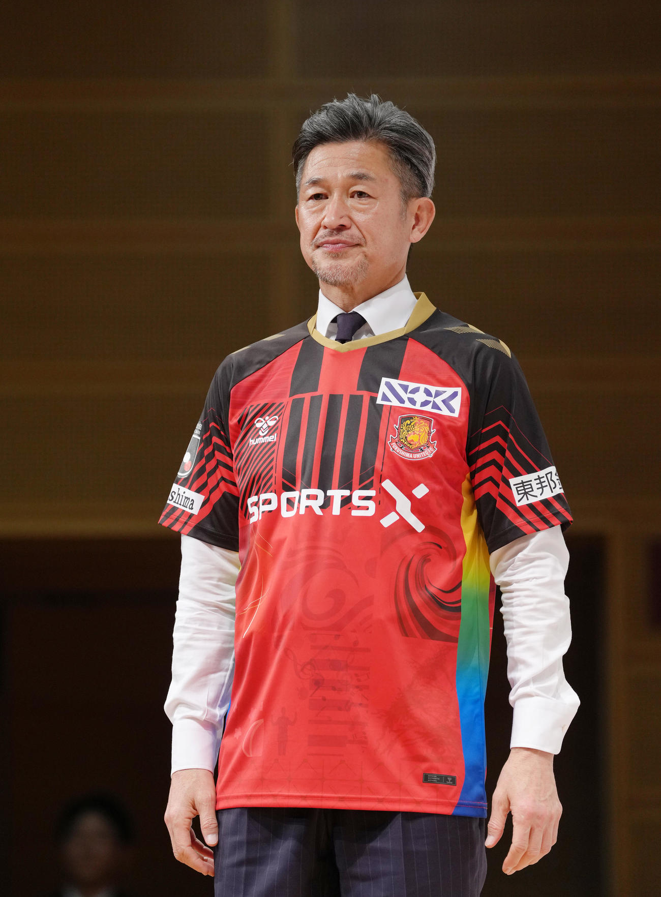 J3福島加入会見でユニホーム姿を披露するカズ（撮影・足立雅史）