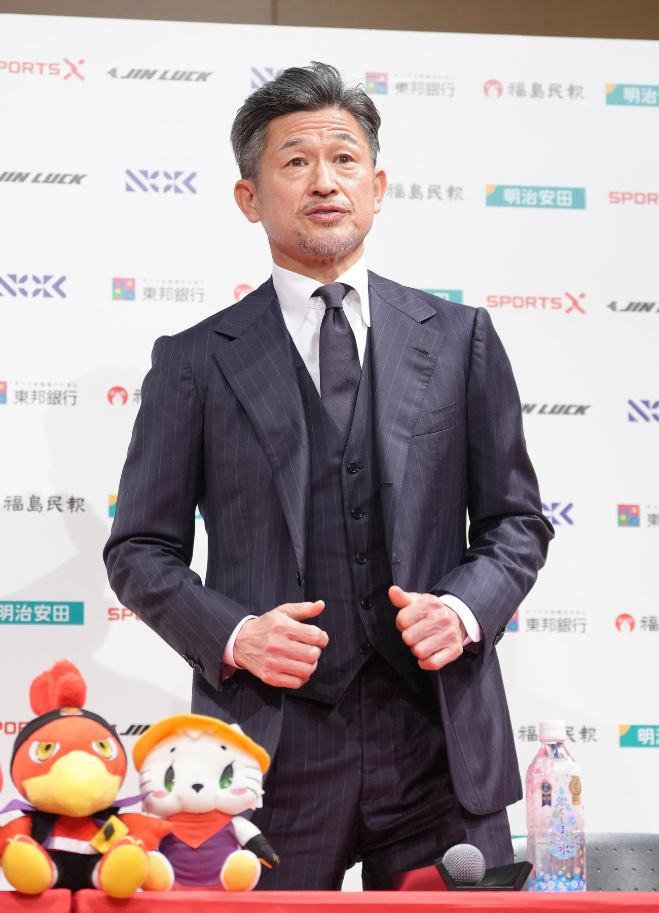 J3福島加入会見に臨むカズ（撮影・足立雅史）