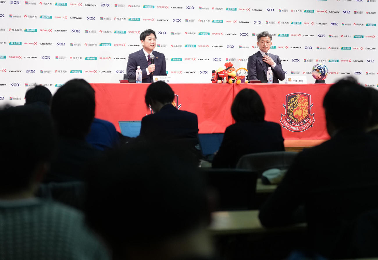 J3福島加入会見に臨むカズ（右）。左は福島の小山代表取締役CEO（撮影・足立雅史）