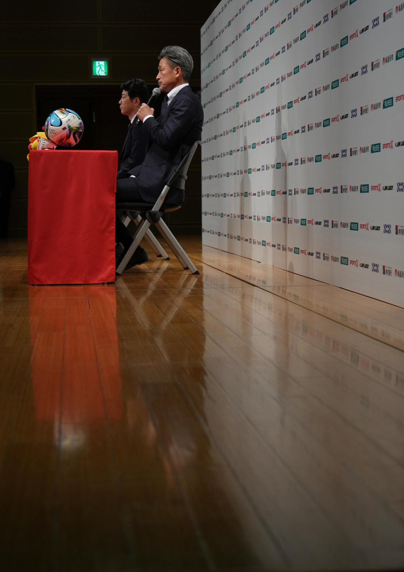 J3福島加入会見に臨むカズ（右）（撮影・足立雅史）