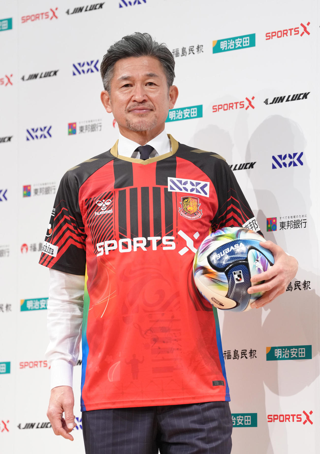 J3福島加入会見でユニホーム姿を披露するカズ（撮影・足立雅史）