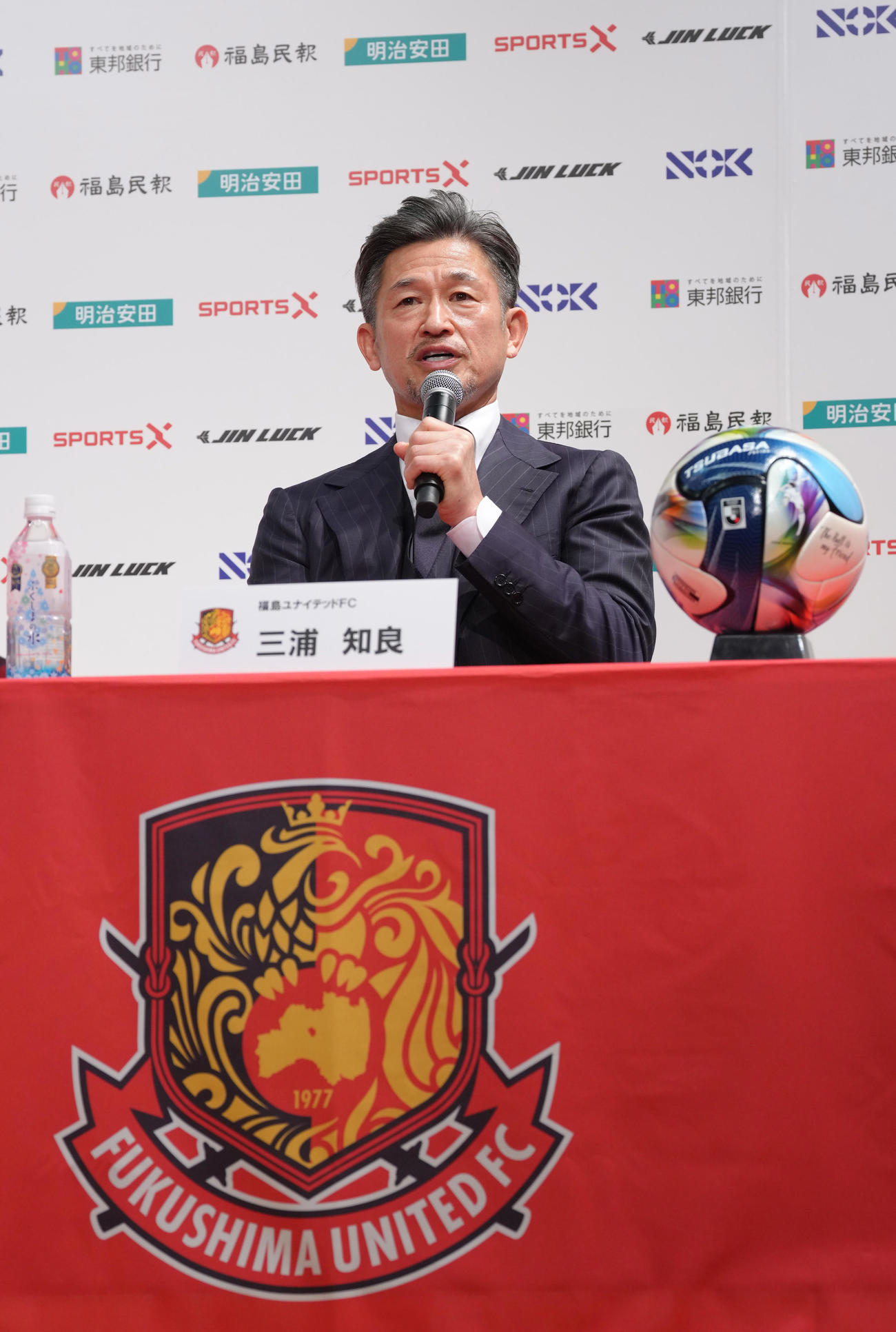 J3福島加入会見に臨むカズ（撮影・足立雅史）