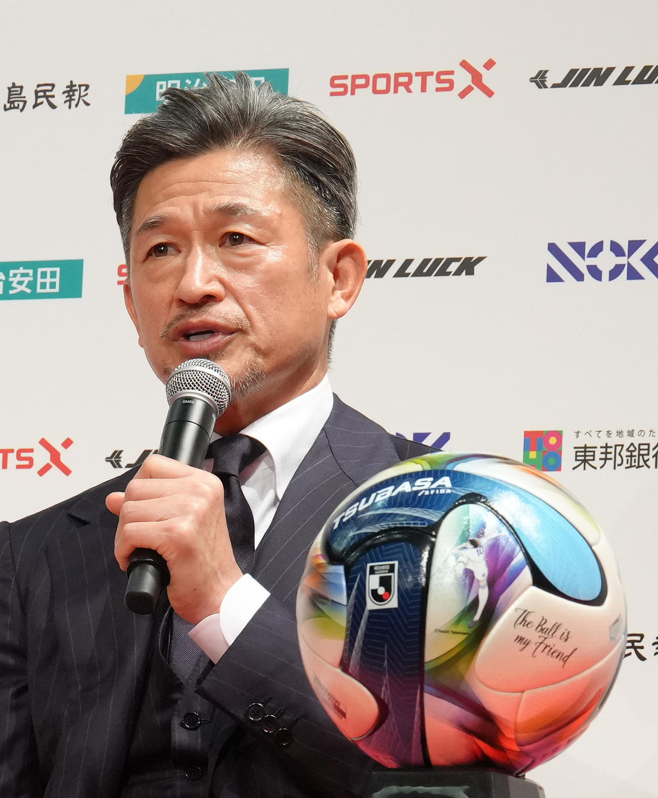 明治安田Jリーグ百年構想リーグの公式試合球を前にJ3福島加入会見に臨むカズ（撮影・足立雅史）
