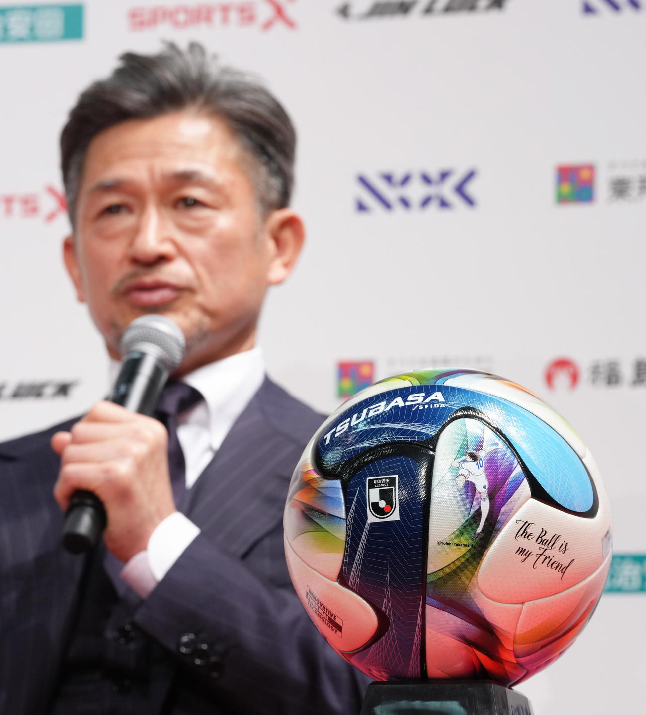 明治安田Jリーグ百年構想リーグの公式試合球を前にJ3福島加入会見に臨むカズ（撮影・足立雅史）