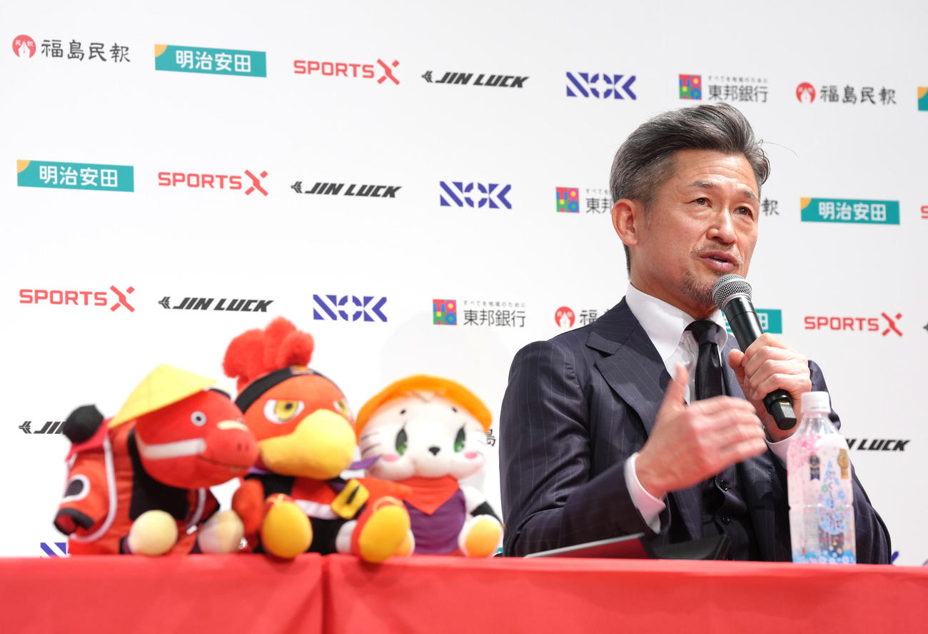 J3福島公式マスコットの「福嶋火之助」（左から2つめ）などのぬいぐるみを前に加入会見に臨むカズ（撮影・足立雅史）