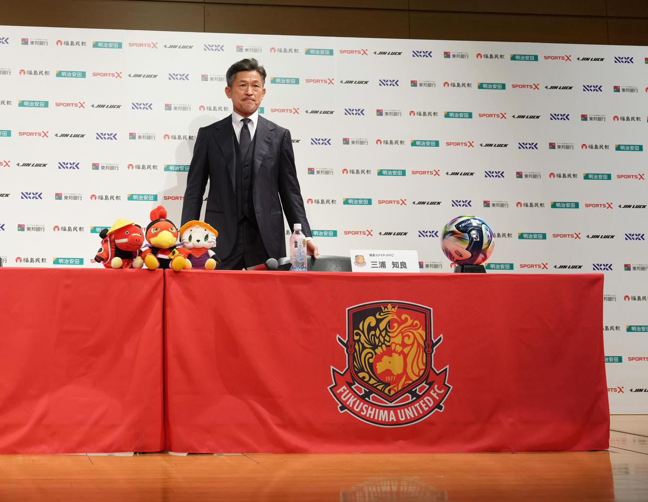 J3福島加入会見に臨むカズ（撮影・足立雅史）