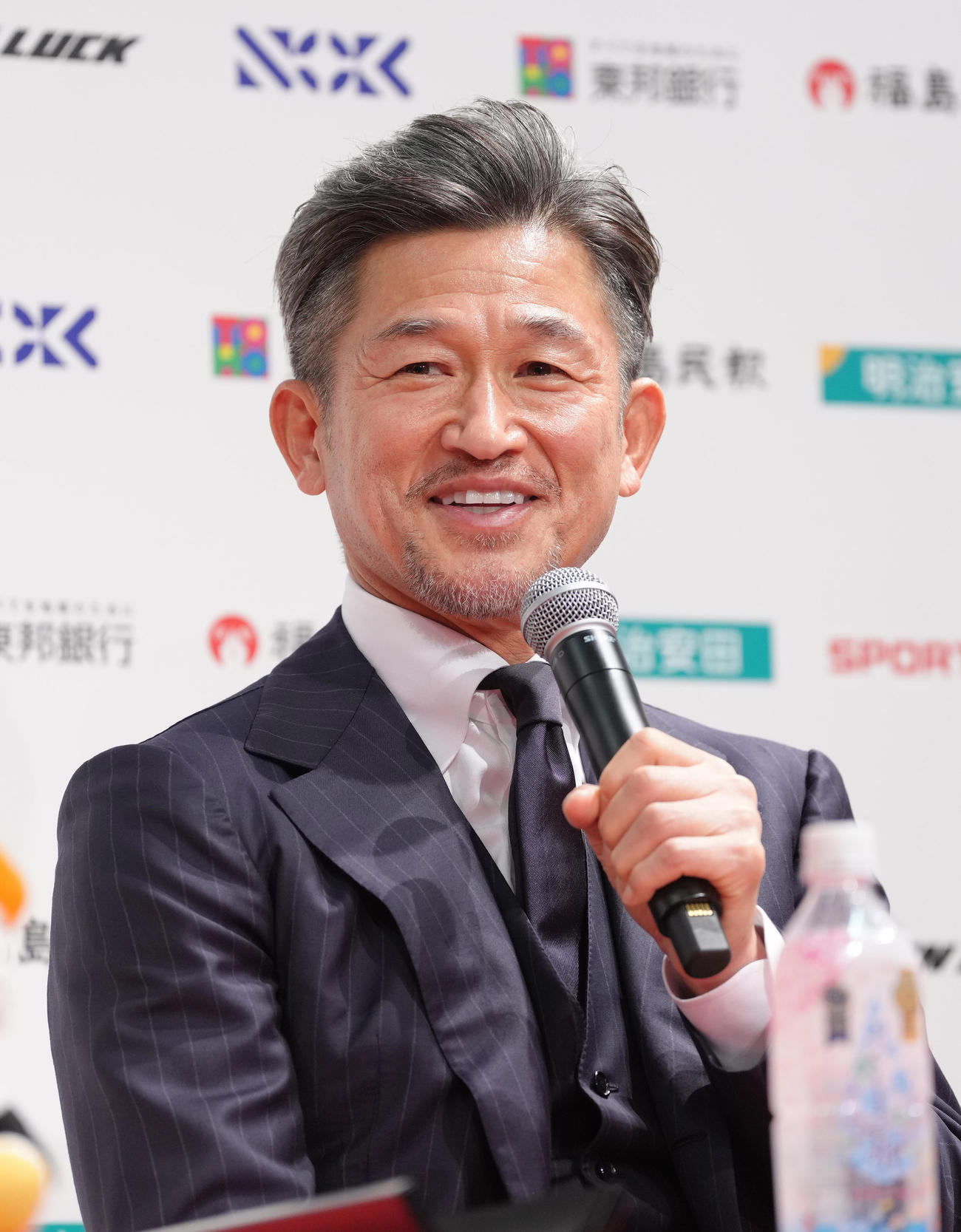 J3福島加入会見に臨むカズ（撮影・足立雅史）
