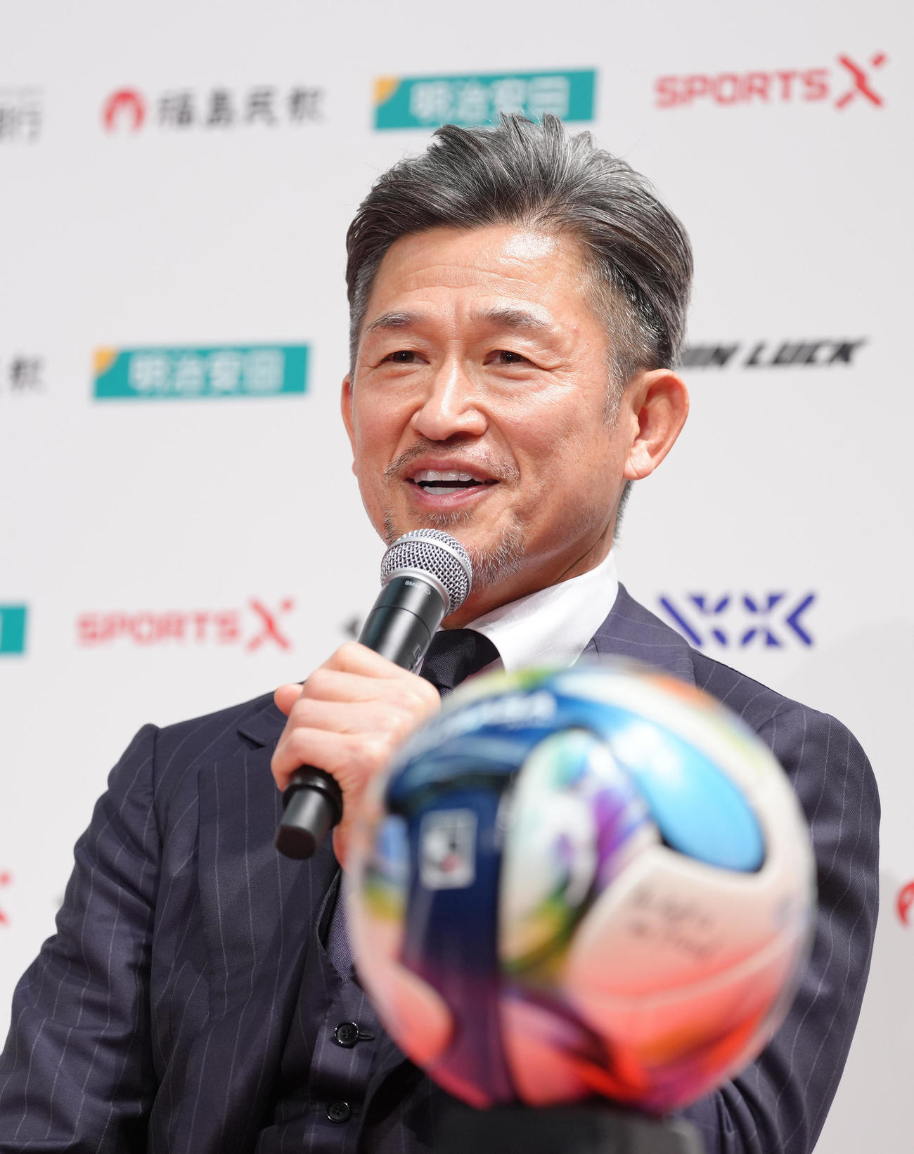 J3福島加入会見に臨むカズ（撮影・足立雅史）
