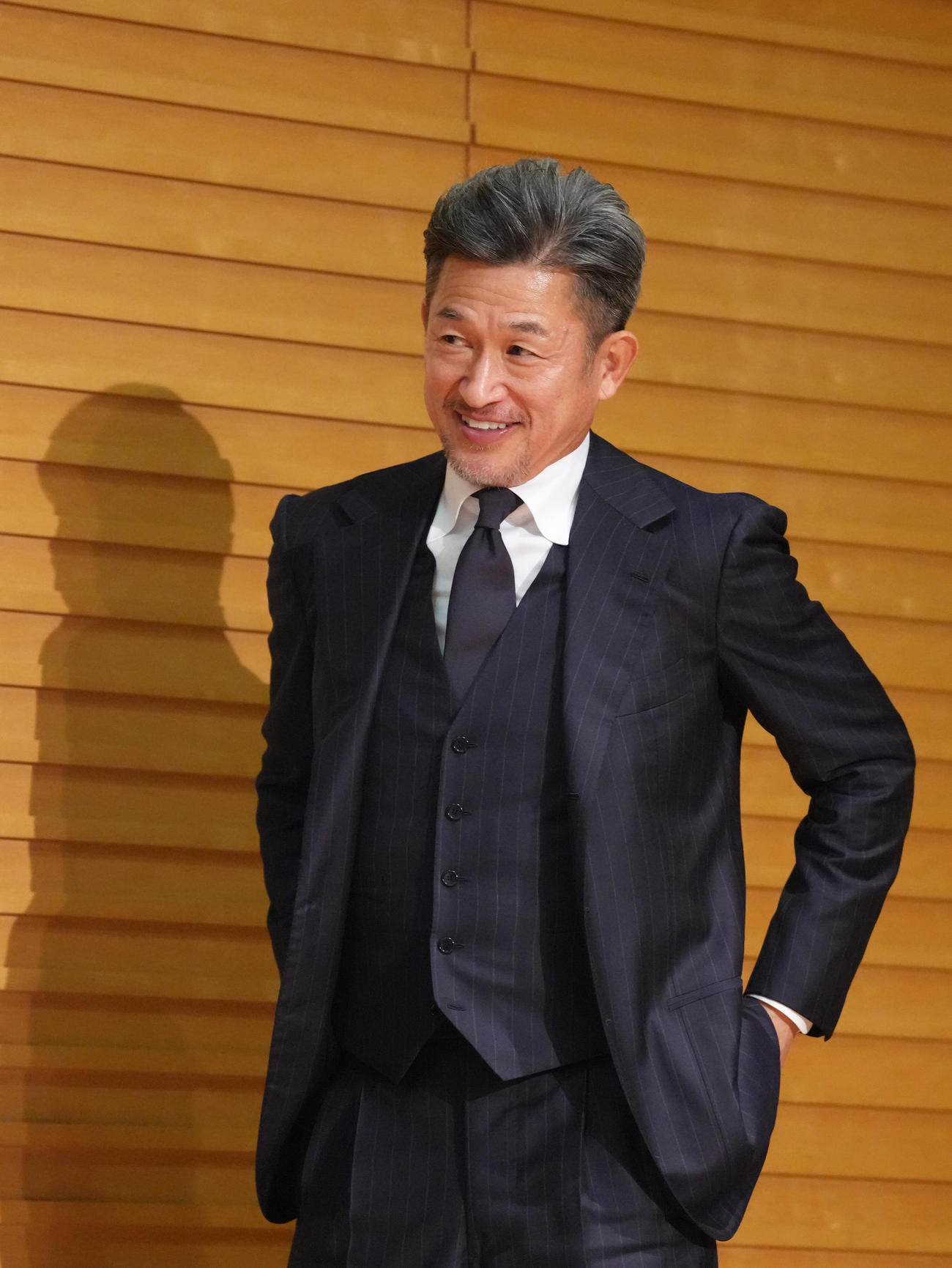J3福島加入会見で笑顔を見せるカズ（撮影・足立雅史）