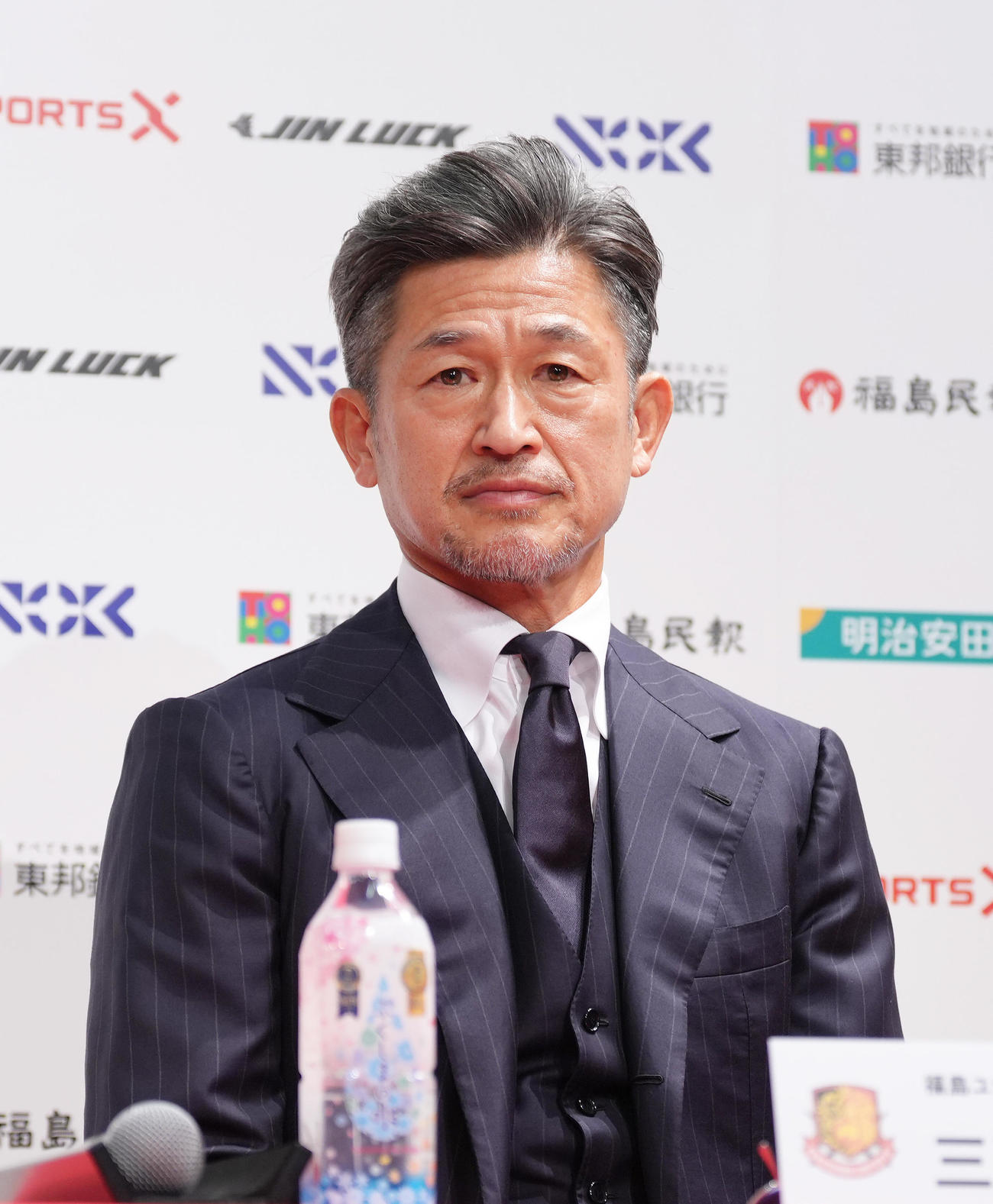 J3福島加入会見に臨むカズ（撮影・足立雅史）