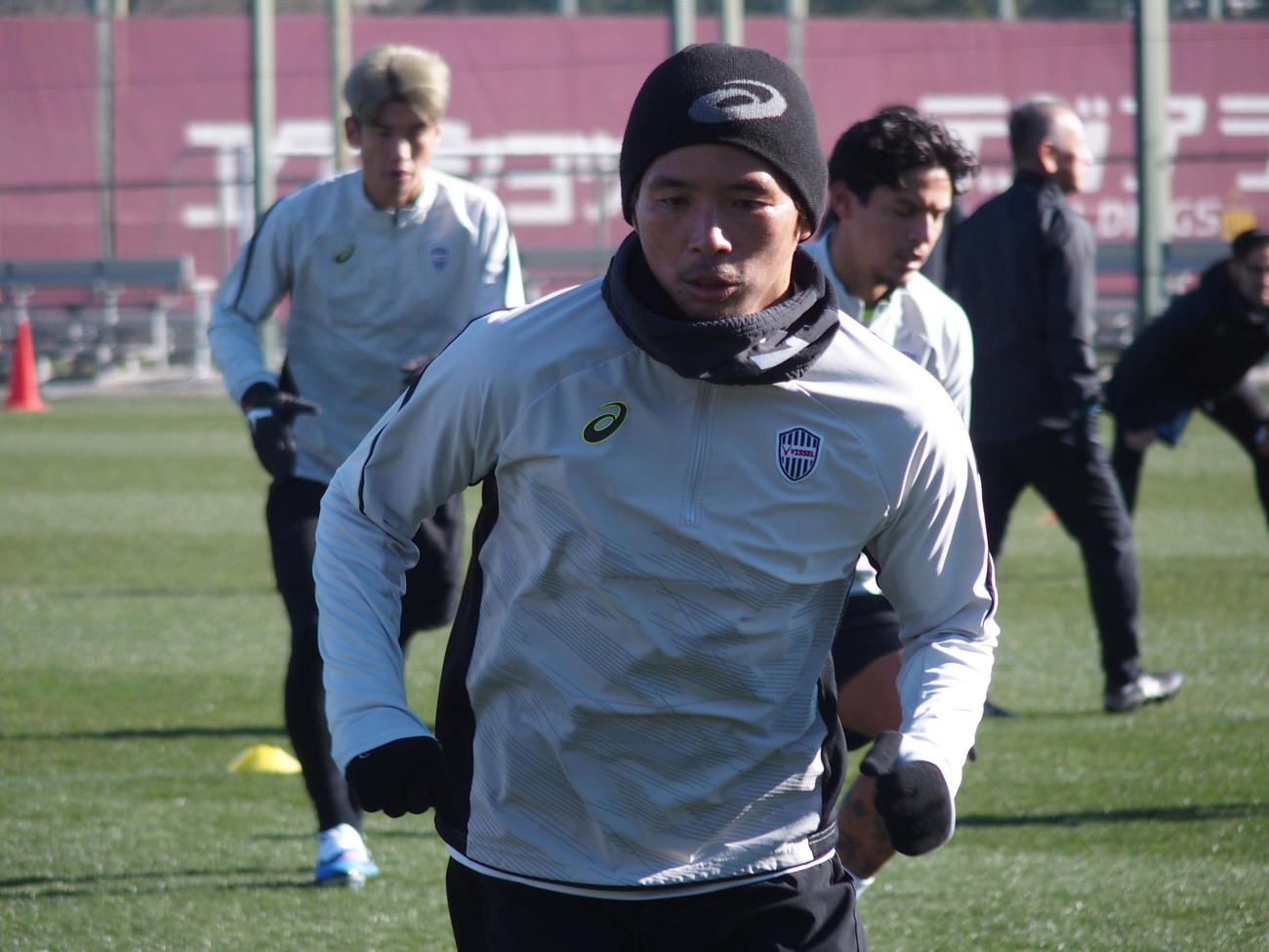 始動日の練習でウオーミングアップするヴィッセル神戸MF乾