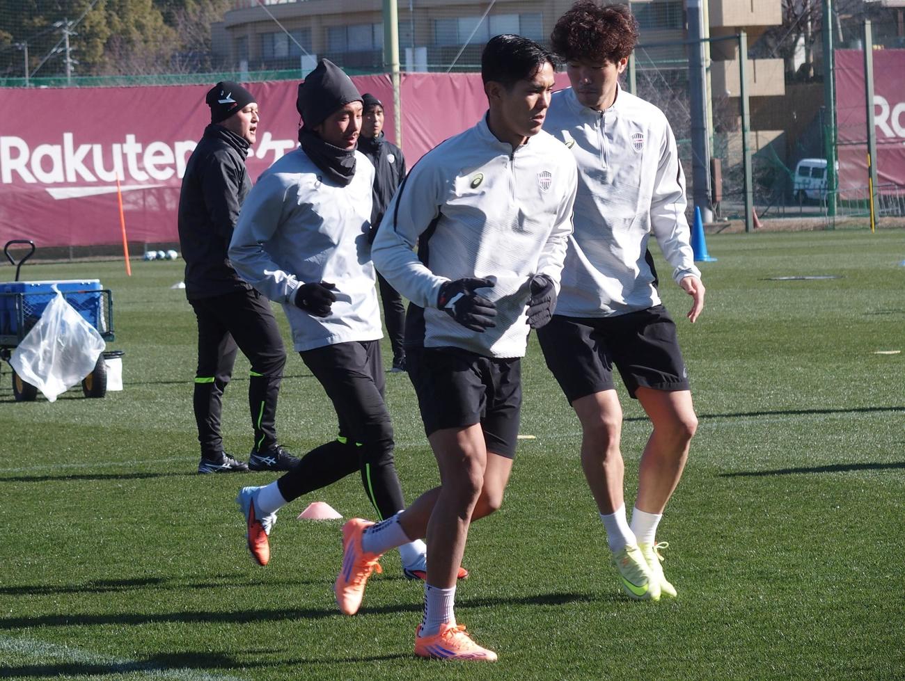 始動日の練習でウオーミングアップする神戸MF武藤