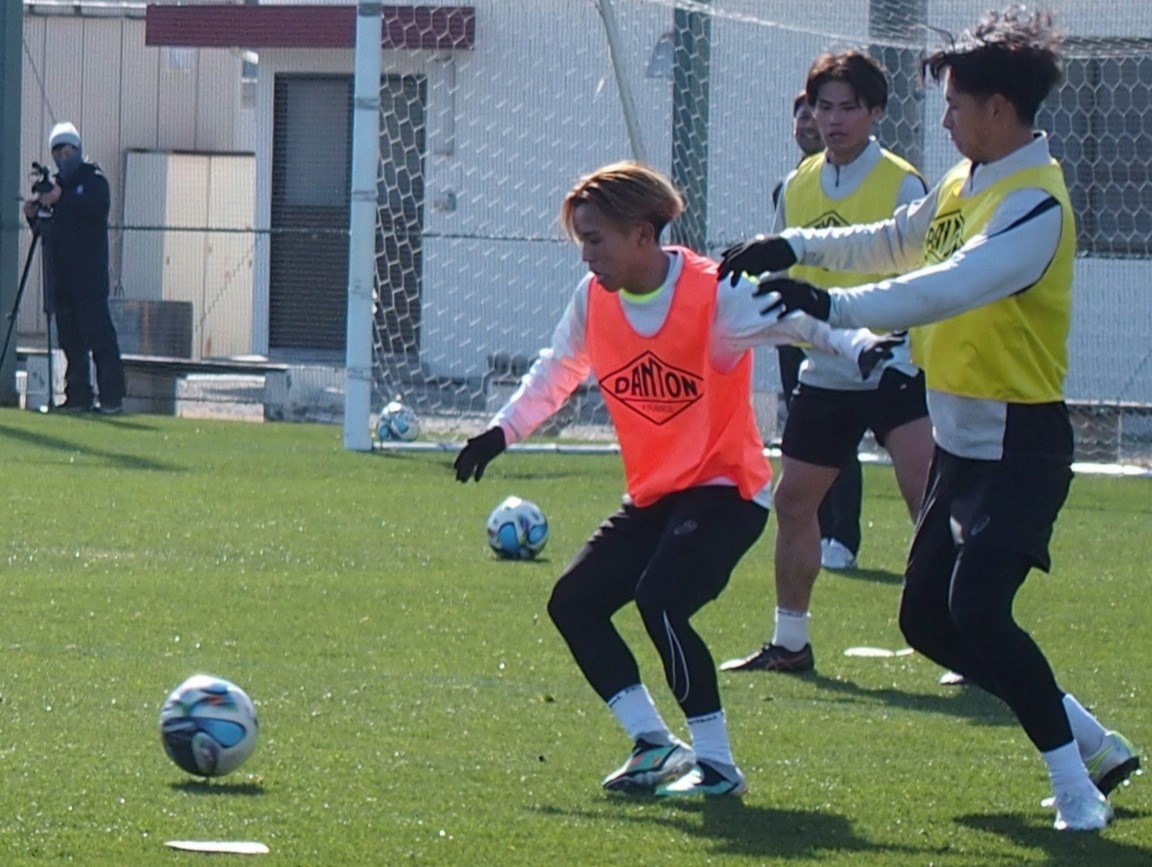 練習でボールをキープする神戸MF浦