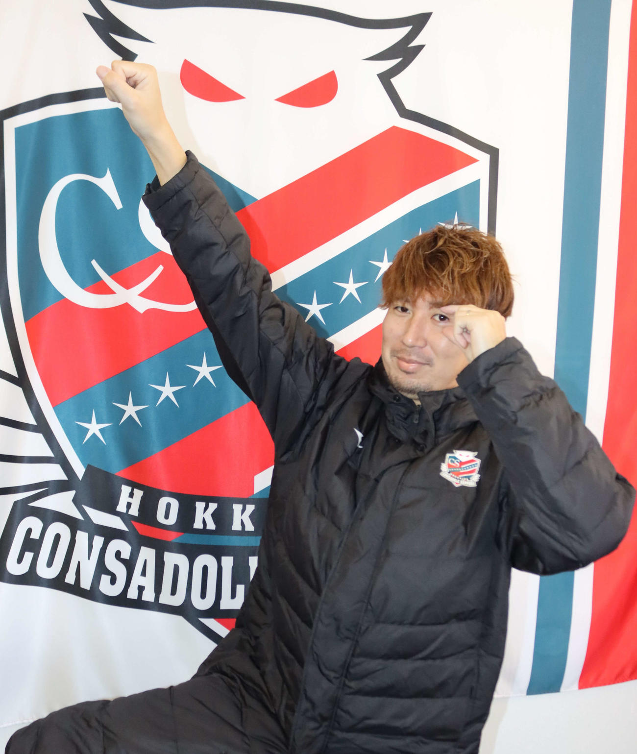 得点後に披露するプロレスラー内藤哲也のポーズを決める札幌福森（撮影・保坂果那）