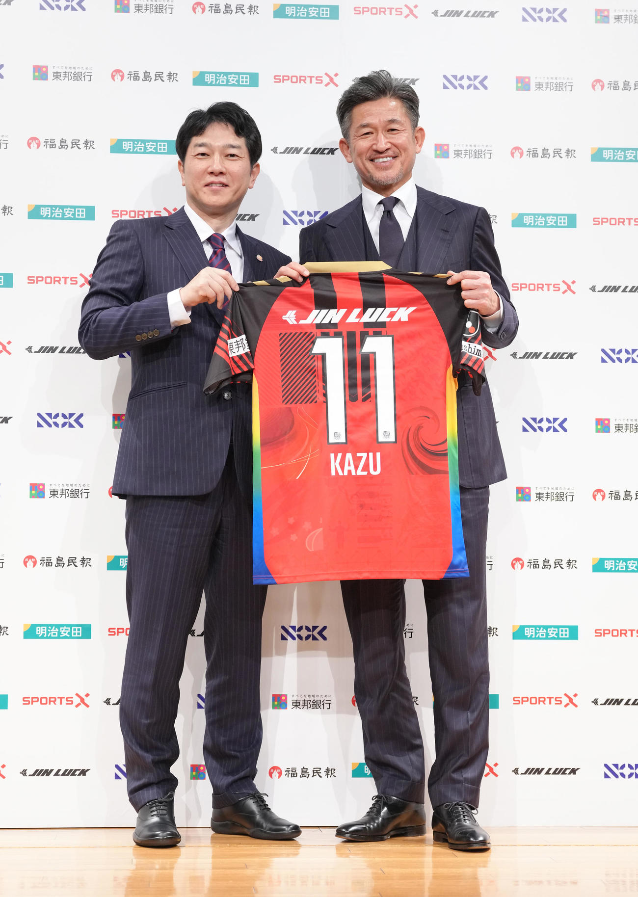 J3福島加入会見で記念撮影に笑顔を見せるカズ（右）と福島の小山代表取締役CEO（撮影・足立雅史）