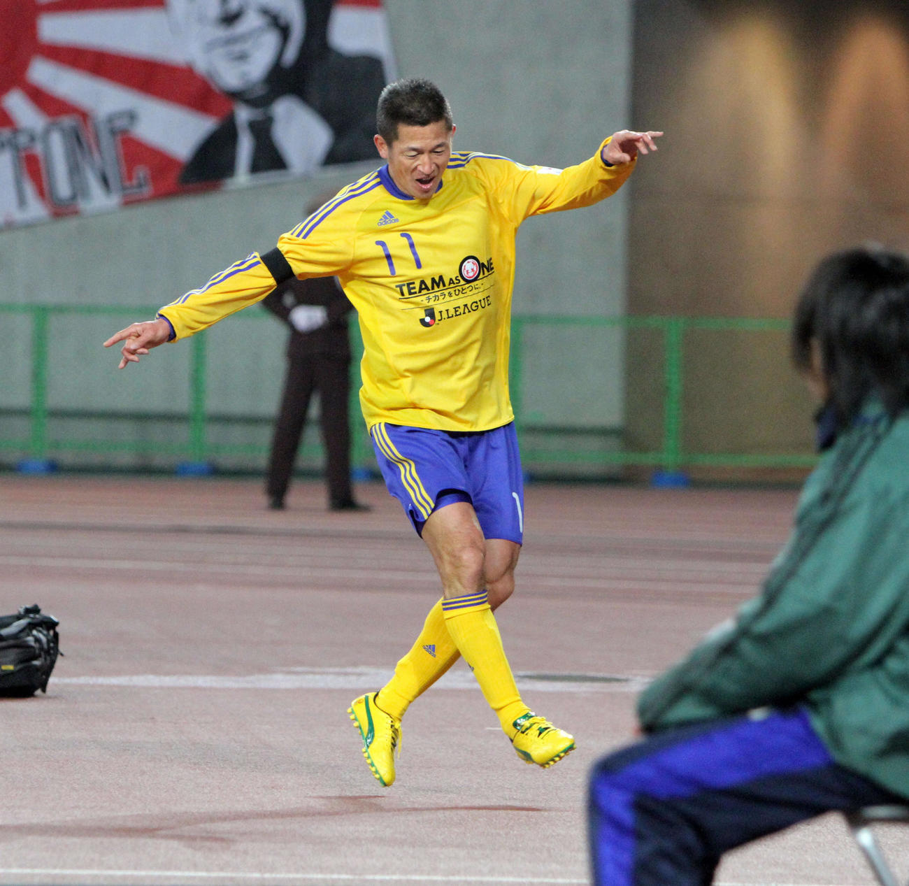2011年3月、日本代表対Jリーグ選抜で後半、ゴールを決めて「カズダンス」を踊るカズ