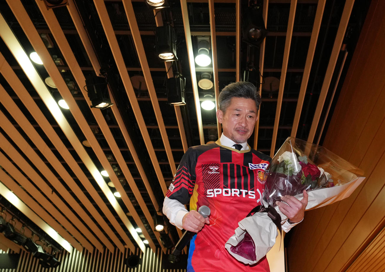 J3福島加入会見でユニホーム姿を披露したカズ（撮影・足立雅史）