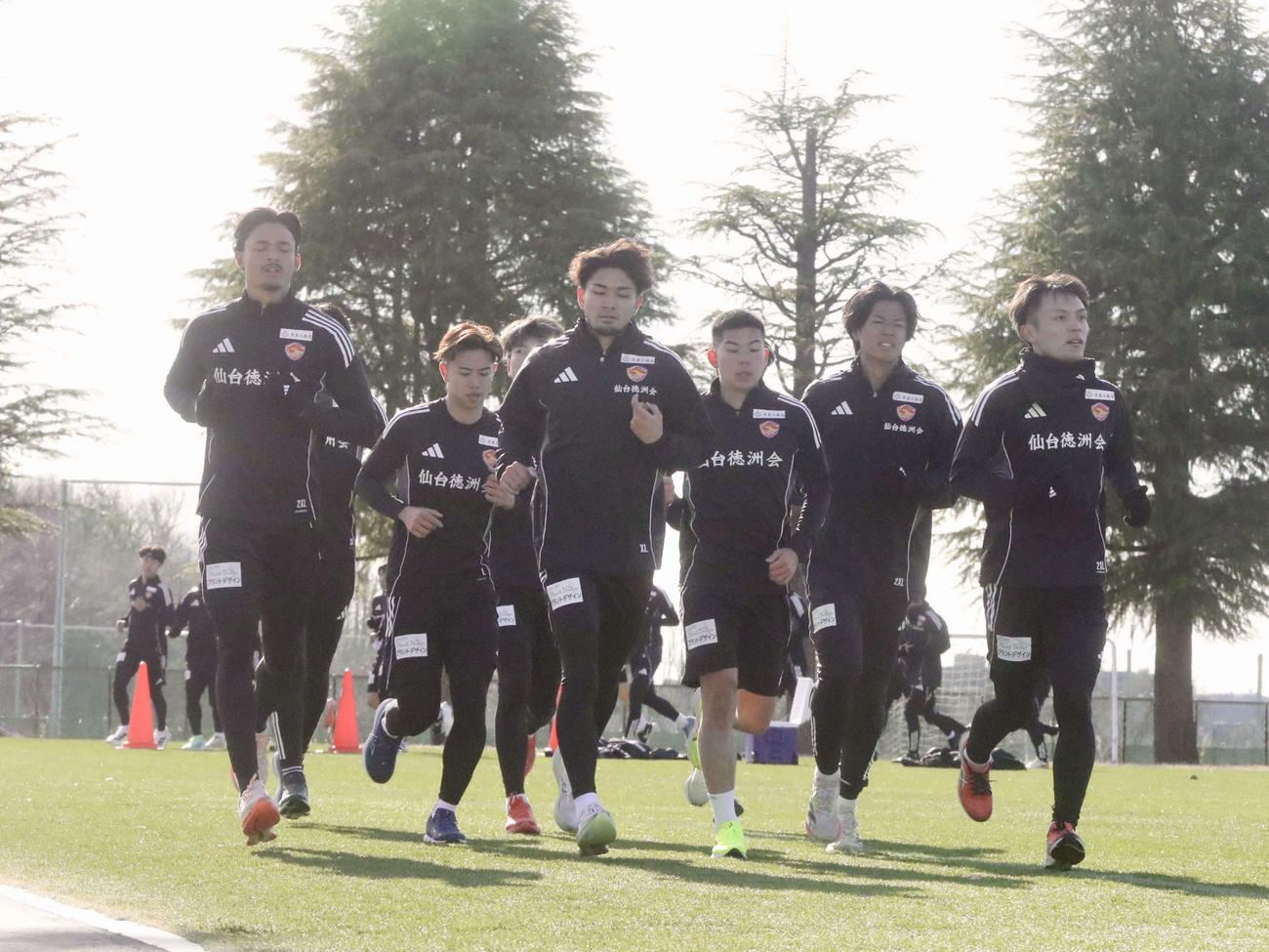 初練習でランメニューをこなすJ2仙台の選手たち、左から3番目がDF五十嵐（撮影・高橋香奈）