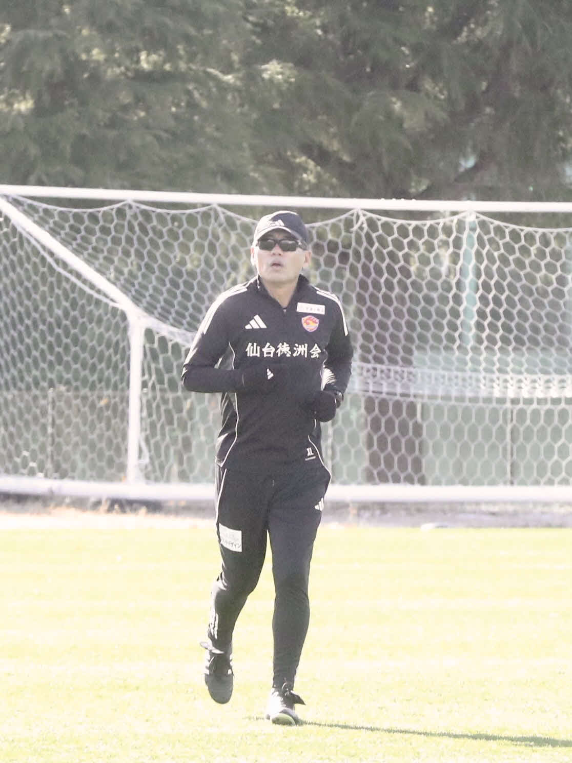 初練習で選手たちとともに走るJ2仙台・森山佳郎監督（撮影・高橋香奈）