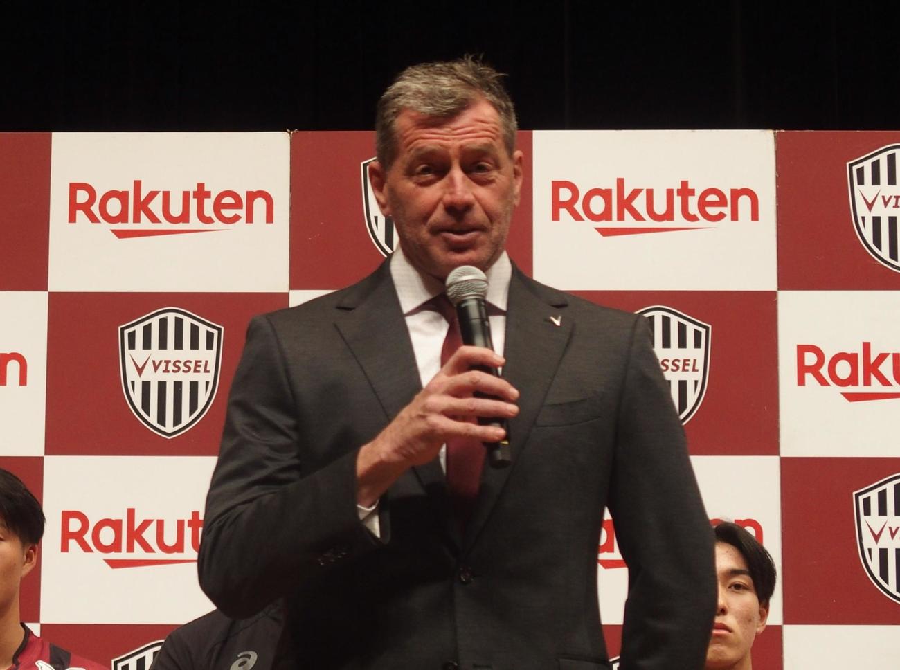 新体制＆新加入選手発表会で意気込みを語る神戸のスキッベ新監督