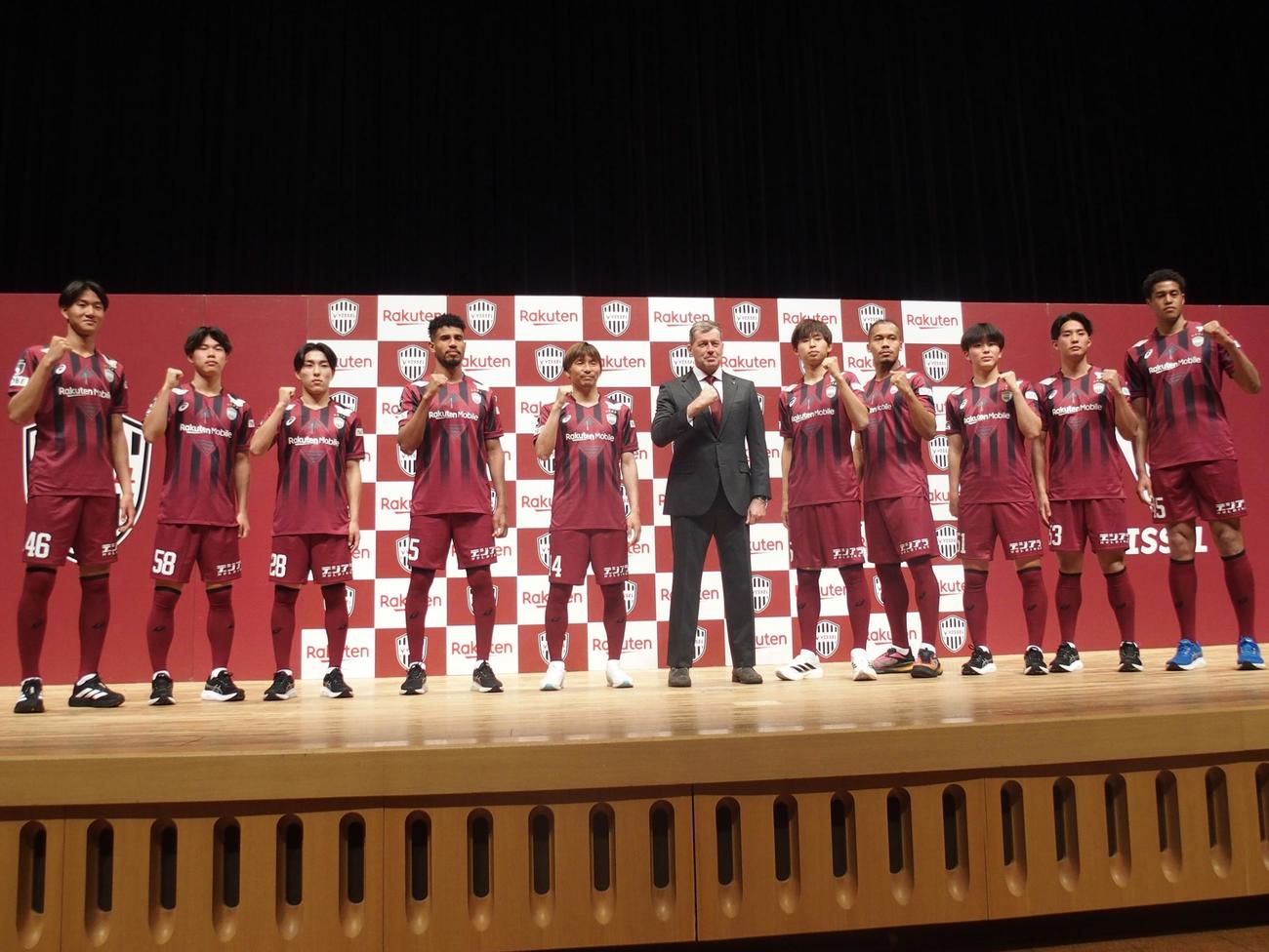 新体制＆新加入選手発表会に参加した（左から）神戸FW伊藤、MF大西、MF浜崎、DFジエゴ、MF乾、スキッベ監督、MF郷家、DFンドカ、MF瀬口、FW渡辺、FW相沢