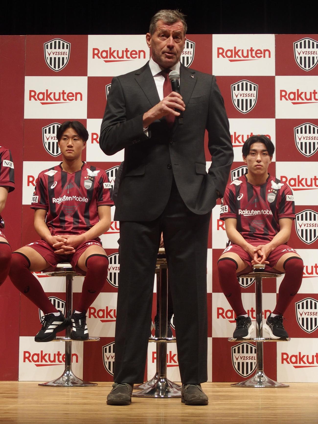 新体制＆新加入選手発表会で意気込みを語る神戸のスキッベ新監督