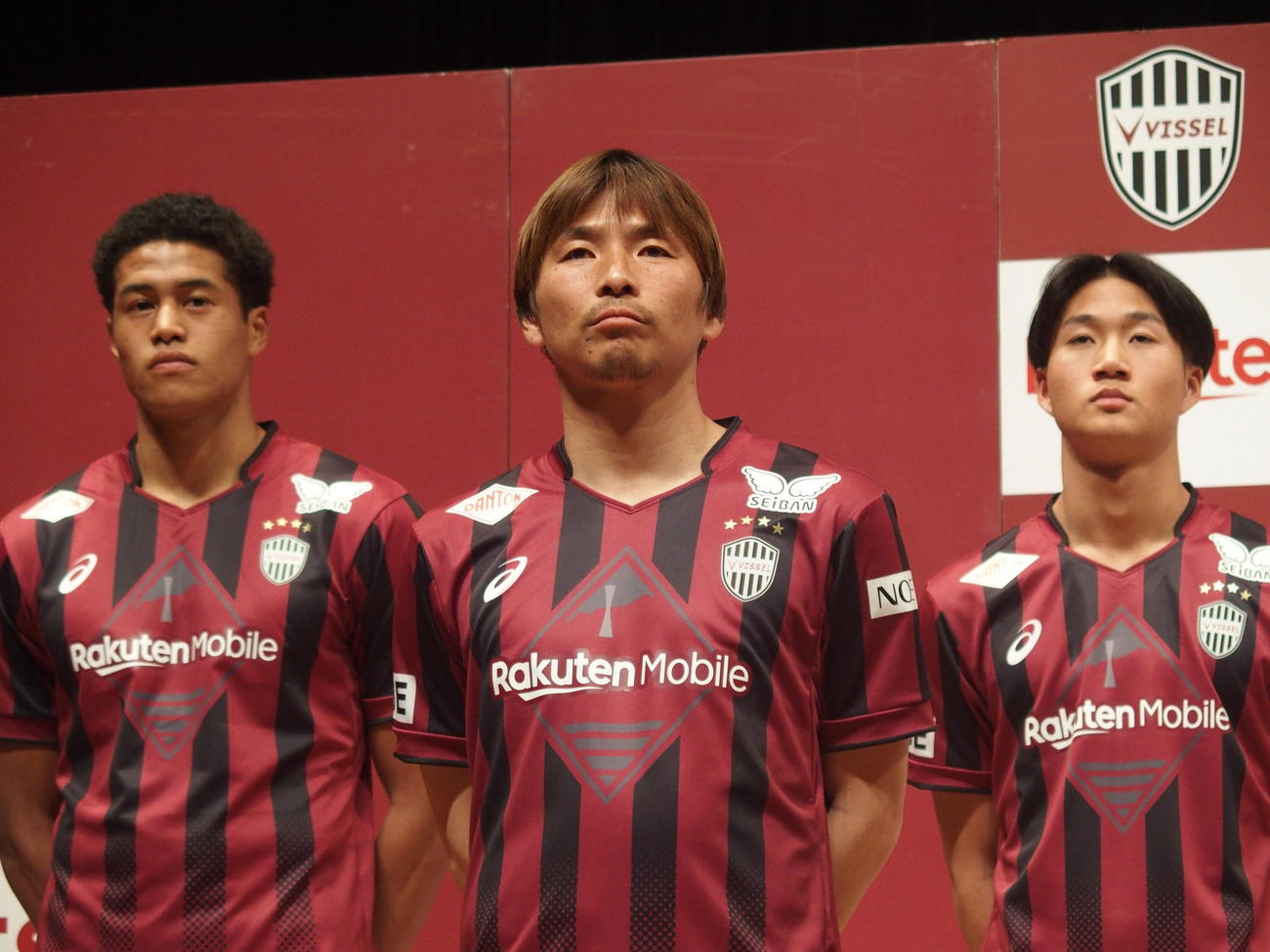 新体制＆新加入選手発表会二酸化した神戸MF乾（中央）後列左はFW相沢、右はFW伊藤