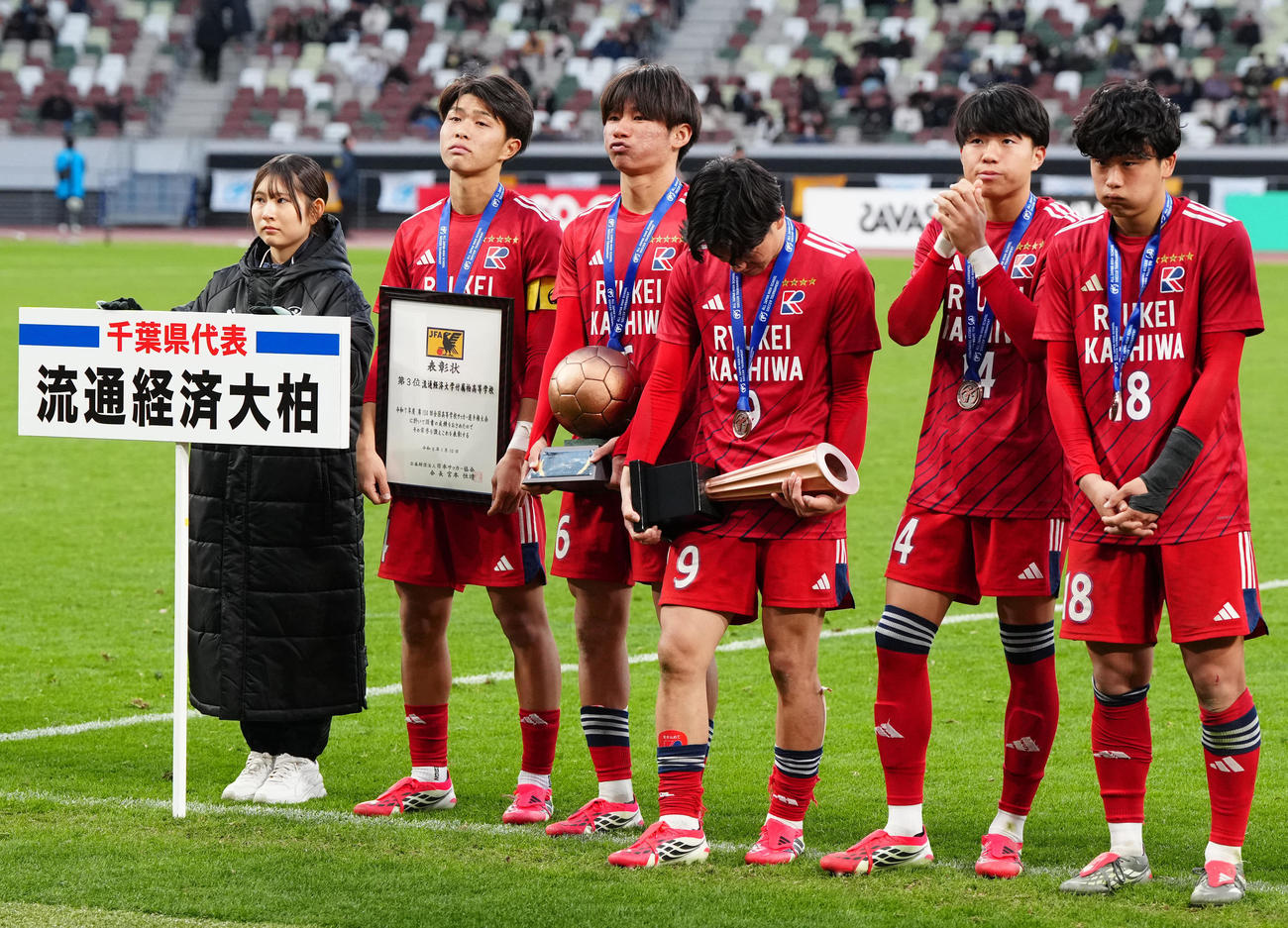 鹿島学園対流通経大柏　表彰式に臨む流通経大柏の選手たち（撮影・江口和貴）