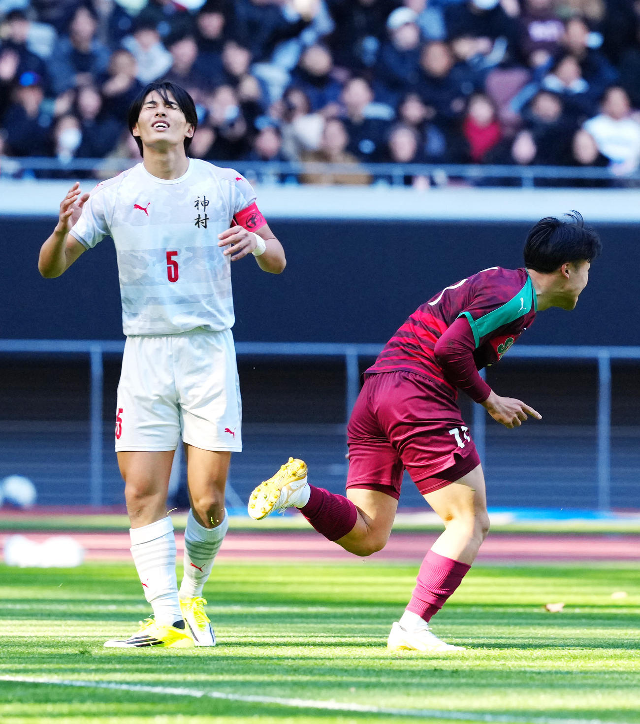 尚志対神村学園　前半、尚志・岡（右）に先制ゴールを決められ、厳しい表情の神村学園・中野（撮影・江口和貴）