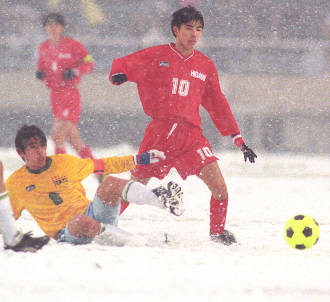1998年1月、東福岡対帝京　中田浩二（左）と競り合う東福岡の本山雅志