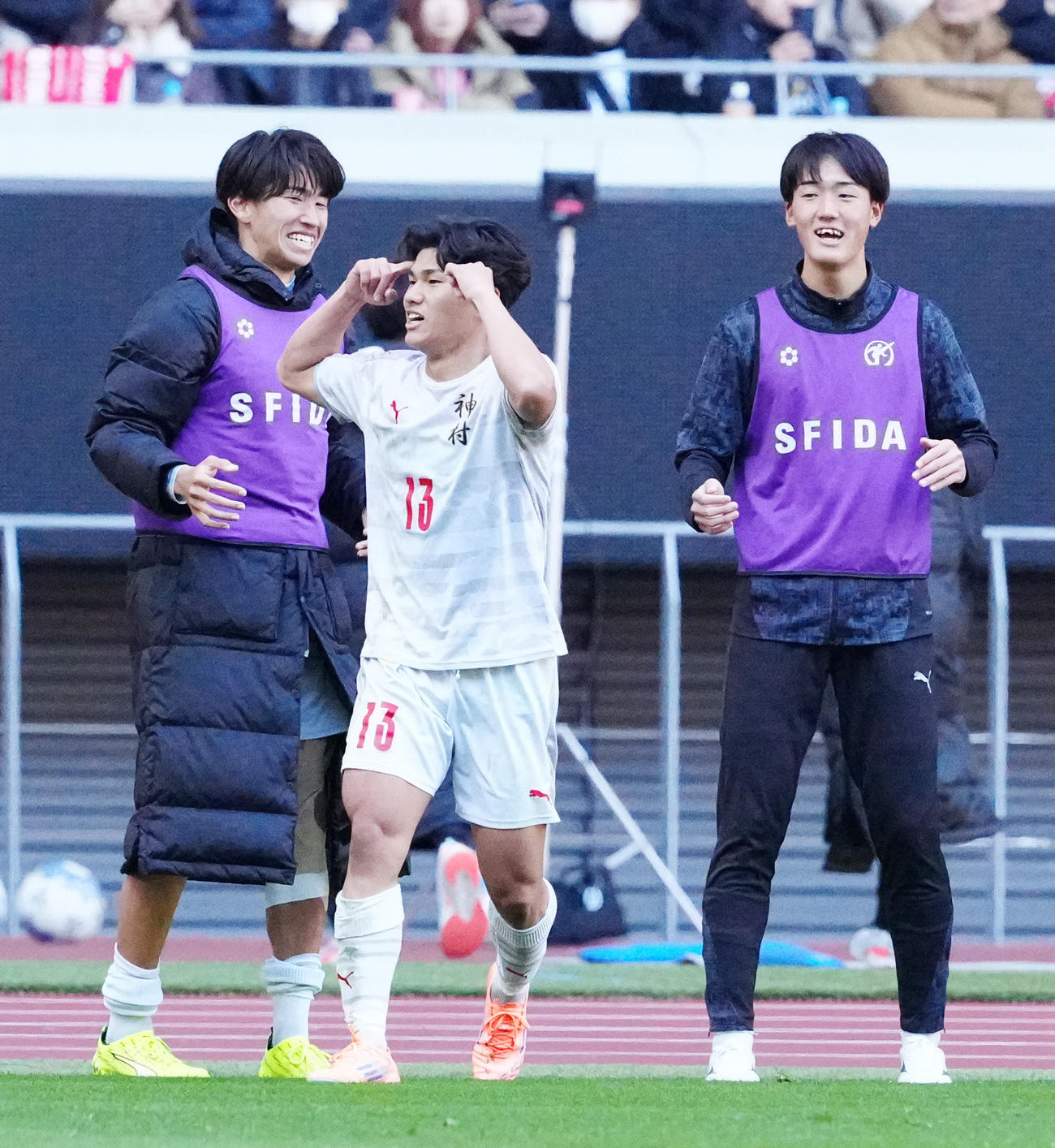 尚志対神村学園　後半、ゴールを決めポーズを見せる神村学園・日高（中央）（撮影・江口和貴）
