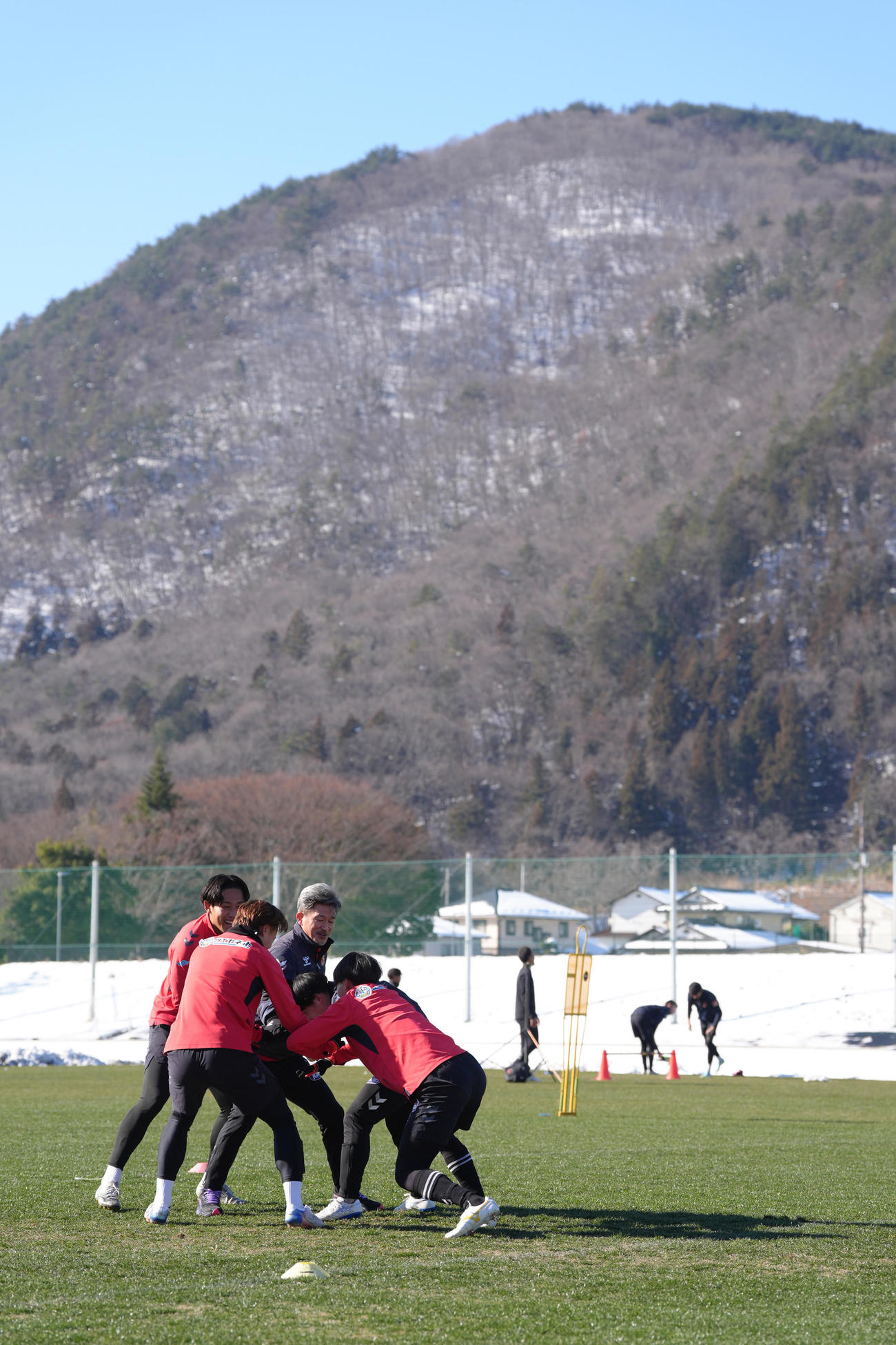 J3福島の練習に合流し、チームメートと汗を流すカズ（左から3人目）（撮影・足立雅史）