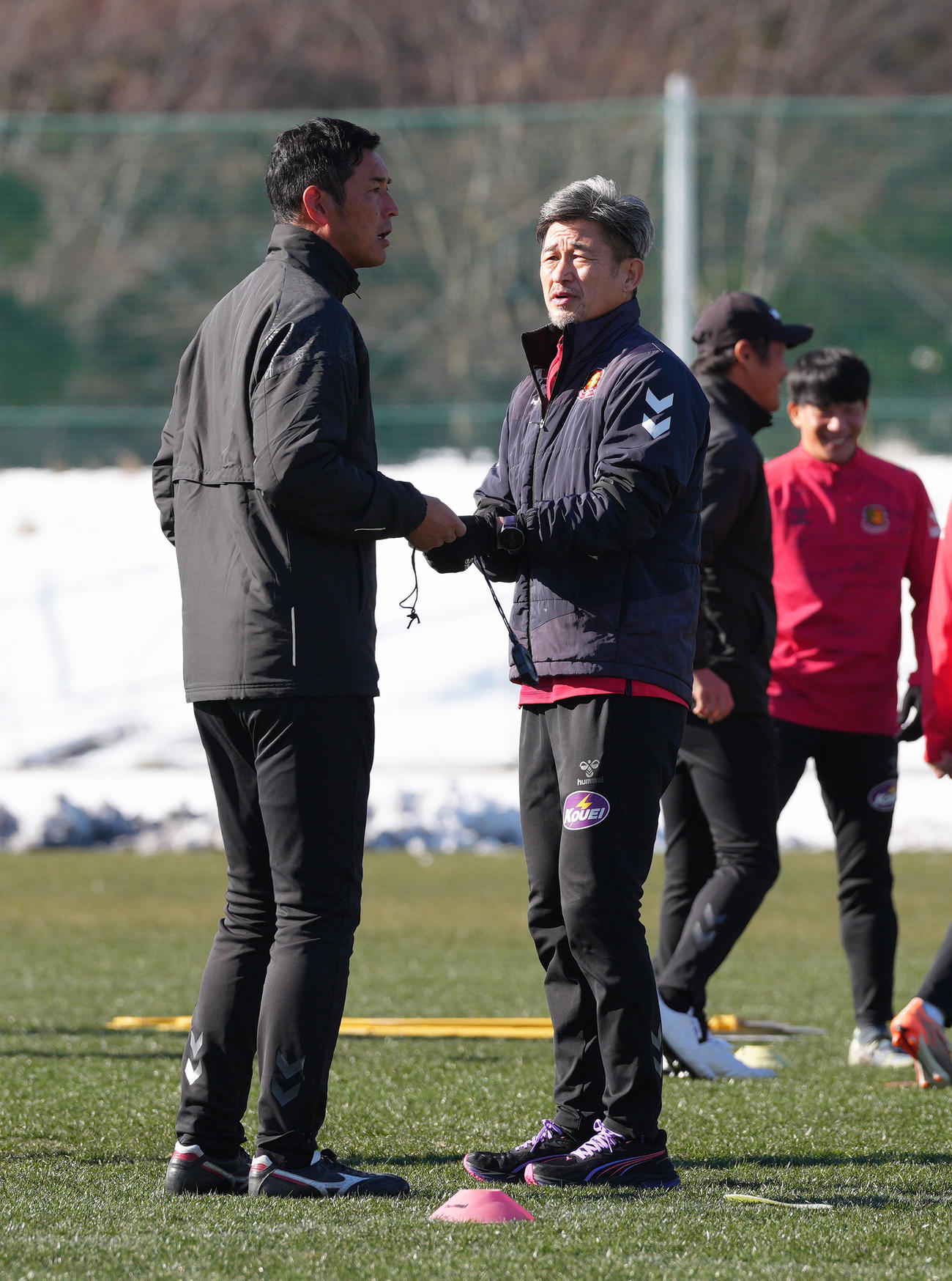 J3福島の練習に合流したカズ（右）は寺田監督と会話を交わす（撮影・足立雅史）