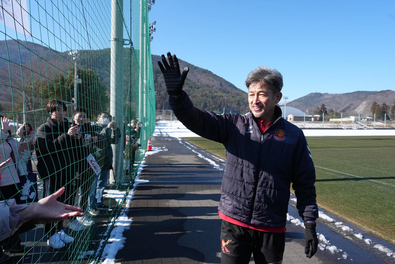 J3福島の練習に合流し、集まったサポーターの声援に応えるカズ（撮影・足立雅史）