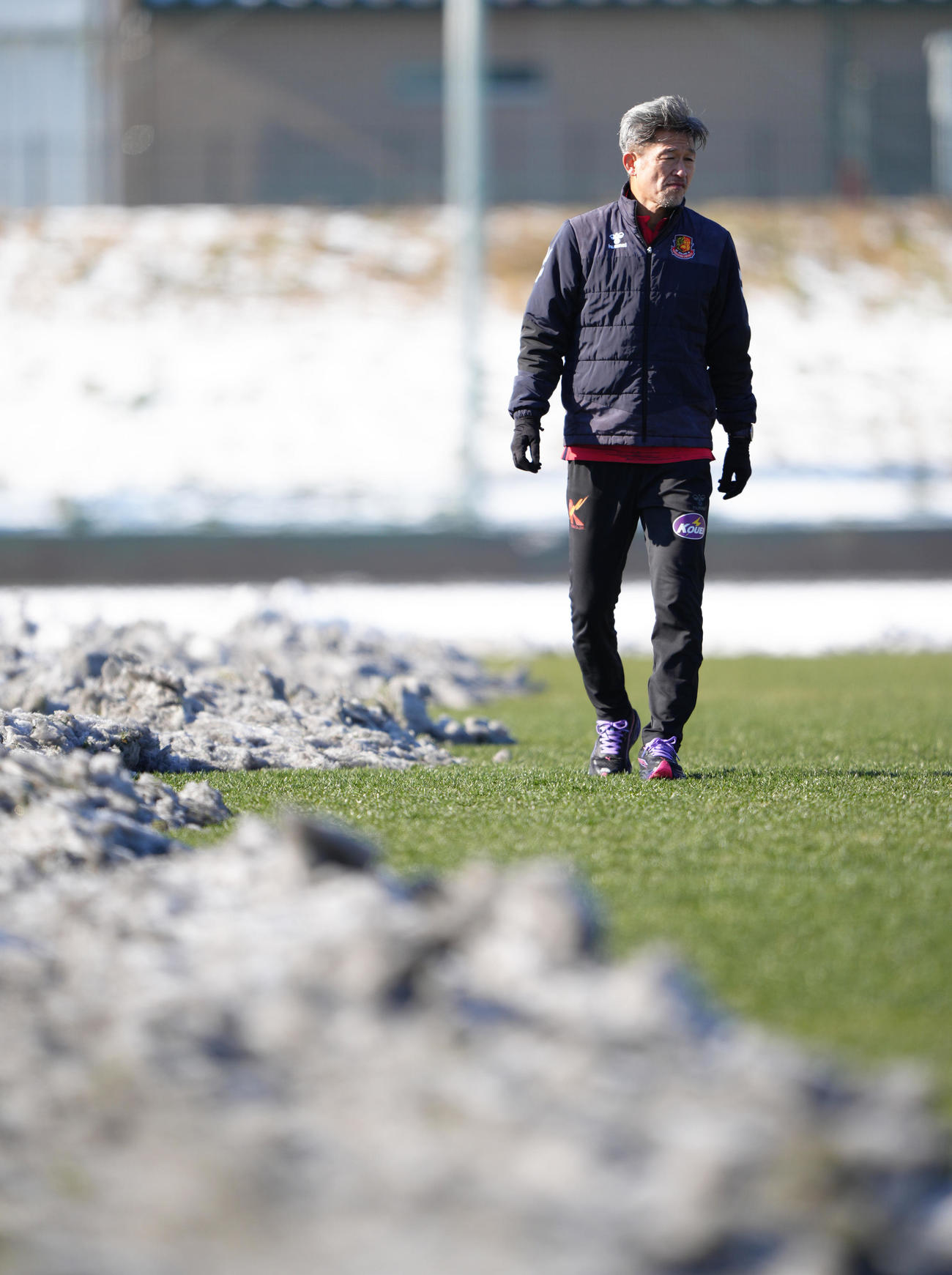 J3福島の練習に合流し、雪が残る練習場を歩くカズ（撮影・足立雅史）