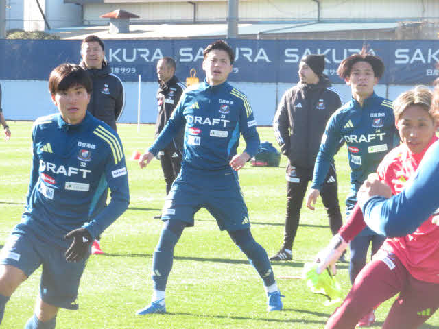 横浜FW宮市亮はチームメートと「鳥かご」のメニューをこなす