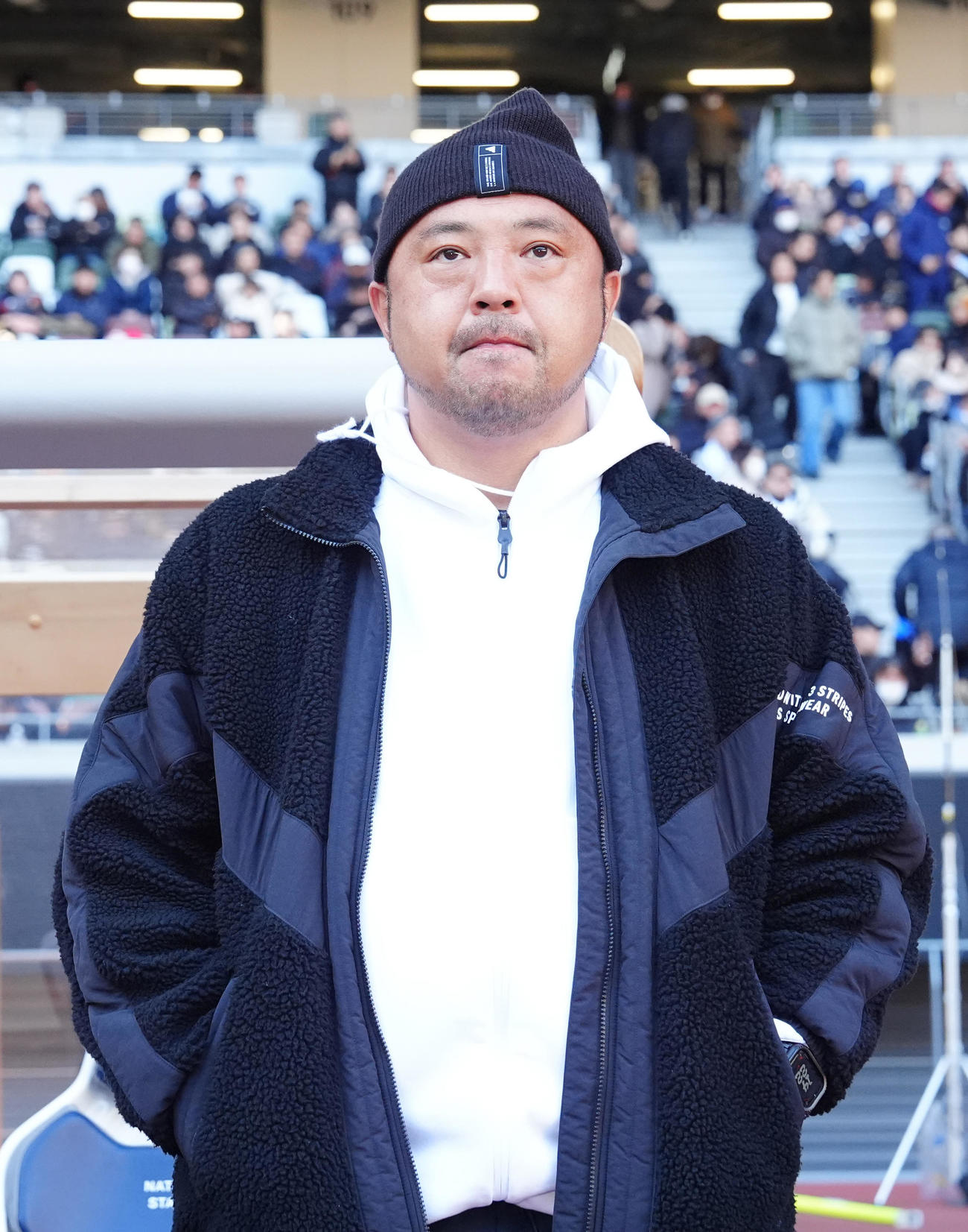 鹿島学園対流通経大柏　試合前、ベンチ前に立つ流通経大柏・榎本監督（撮影・江口和貴）