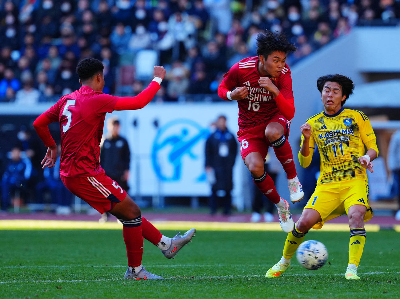 鹿島学園対流経大柏　前半、ミドルシュートを放つ流経大柏・メンディー（左）（撮影・垰建太）