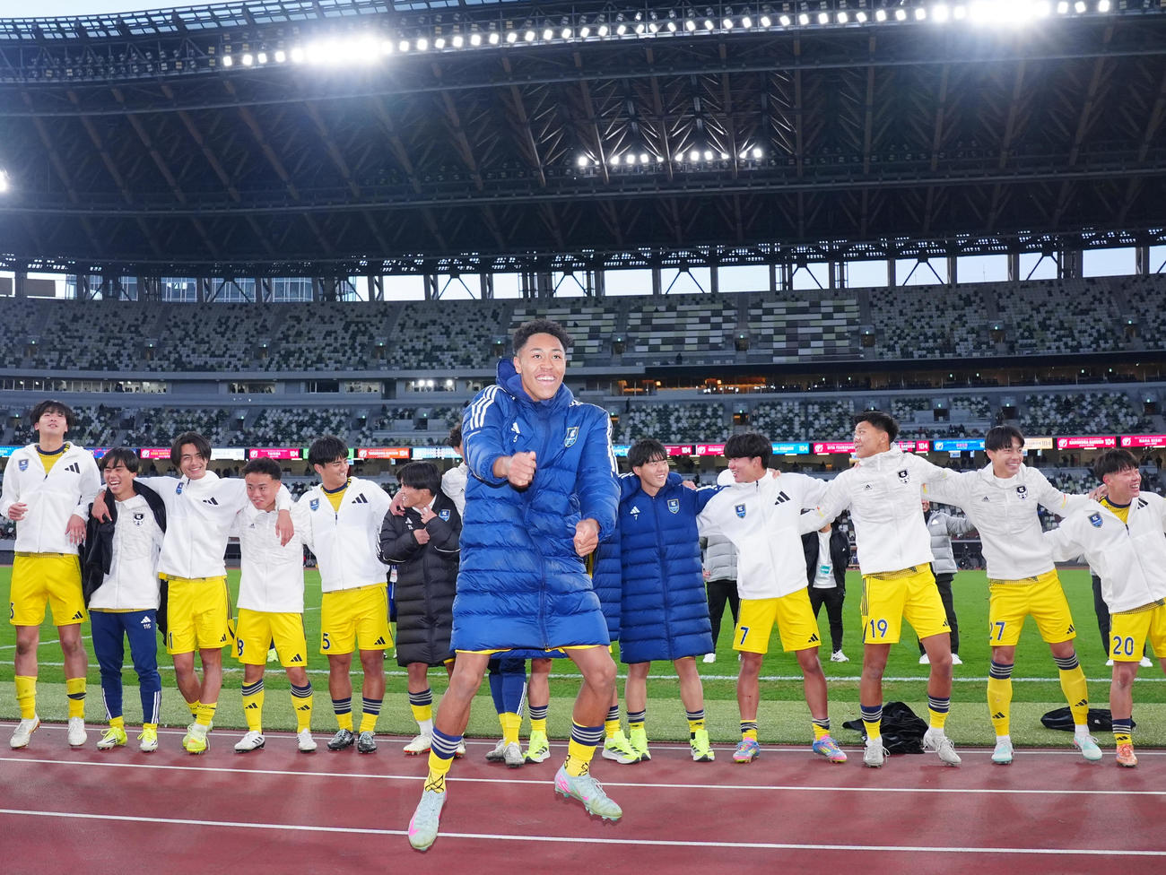 鹿島学園対流通経大柏　勝利を喜ぶワーズィージェイヴェン（中央）ら鹿島学園の選手たち（撮影・垰建太）