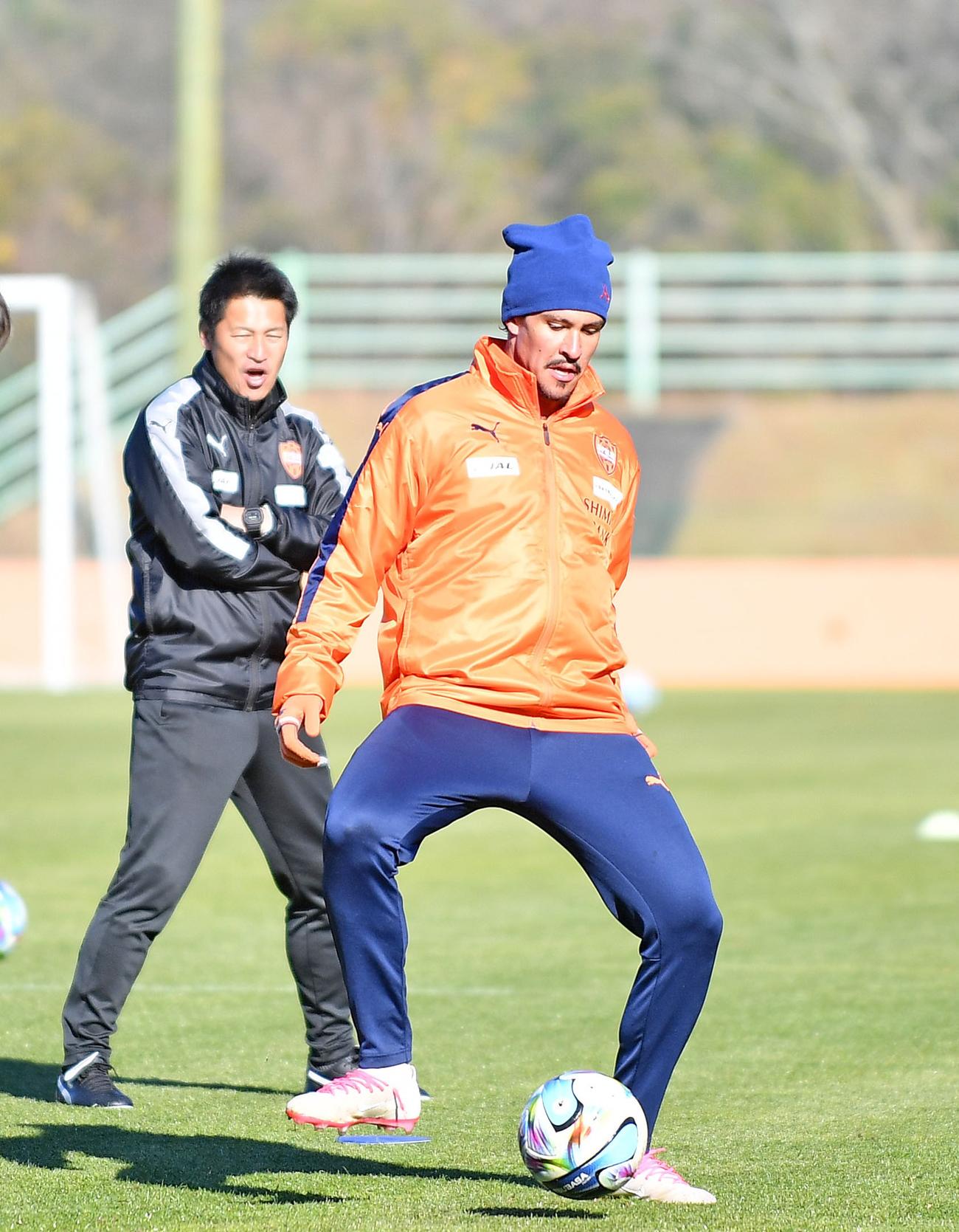 志願して10番を背負う清水マテウスブエノ（右）。左は吉田監督