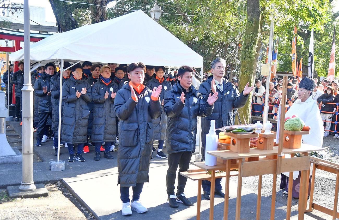 必勝祈願を行う清水の選手やスタッフら