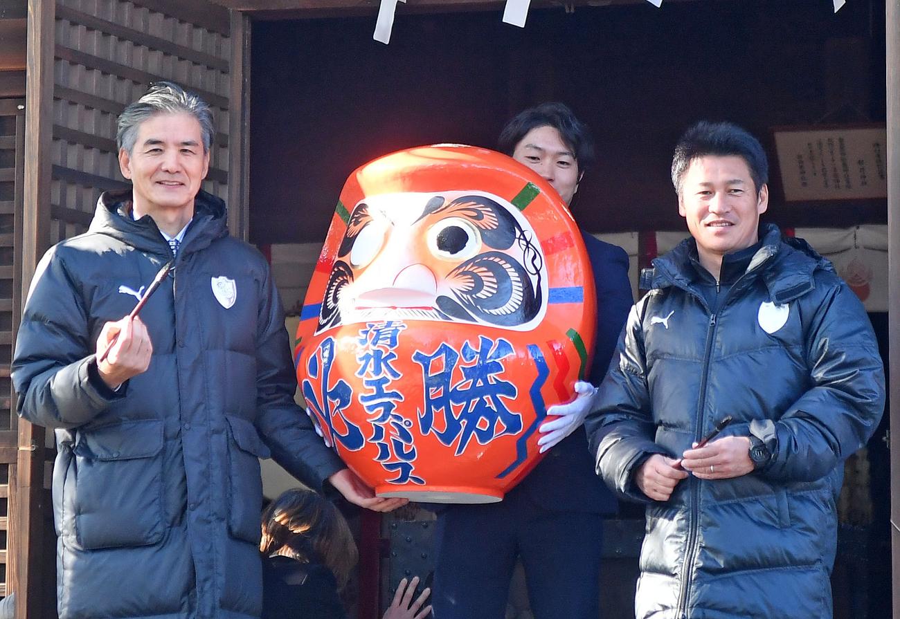 必勝ダルマの目に墨入れした清水の山室社長（左）と吉田監督（右）